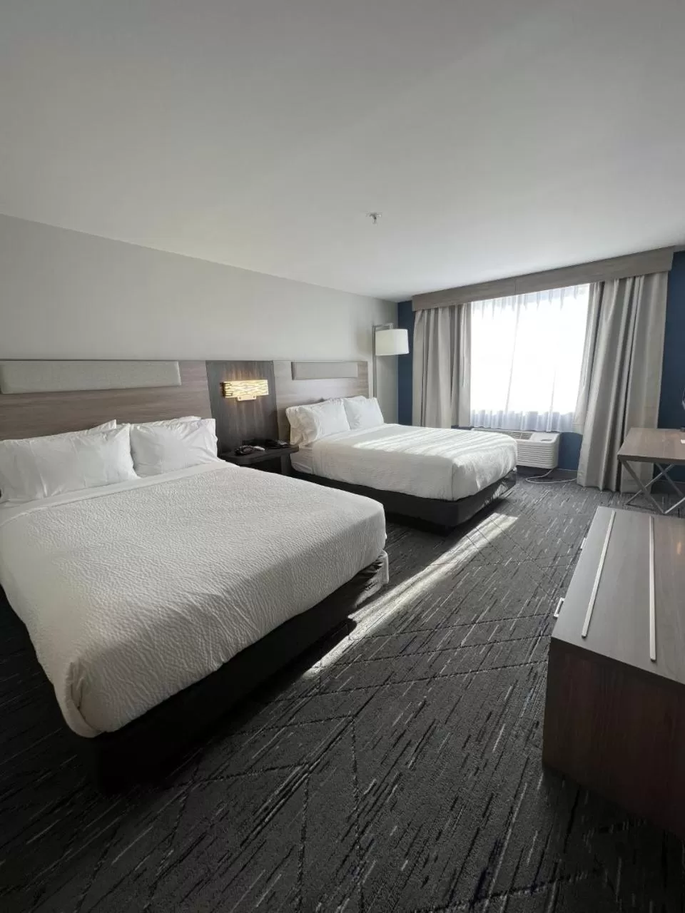 Bed in Holiday Inn Express Federal Way - Seattle South, an IHG Hotel