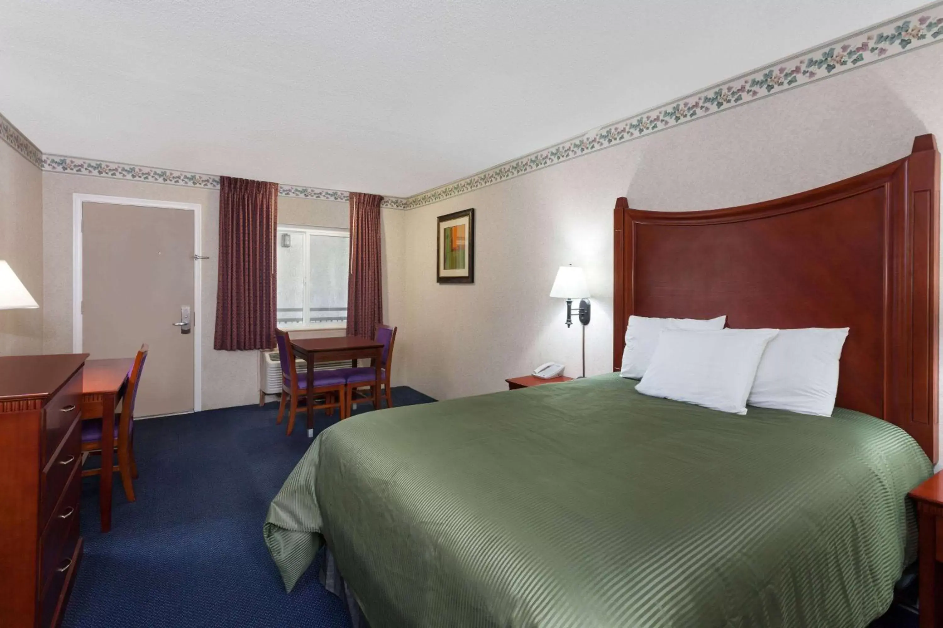 Photo of the whole room, Bed in Travelodge by Wyndham Orange County Airport/ Costa Mesa
