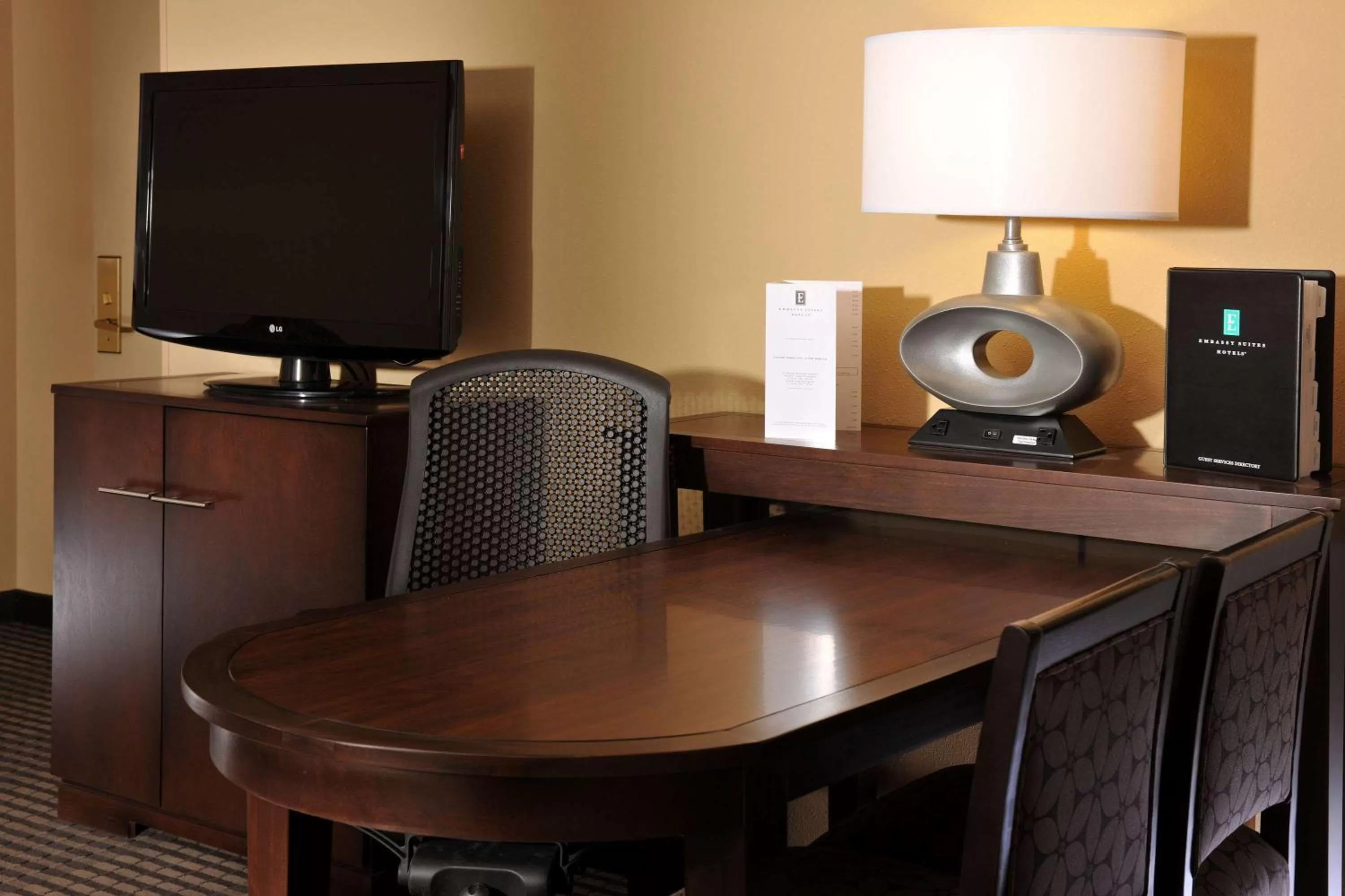 Corner Double Suite - Non-Smoking in Embassy Suites Des Moines Downtown