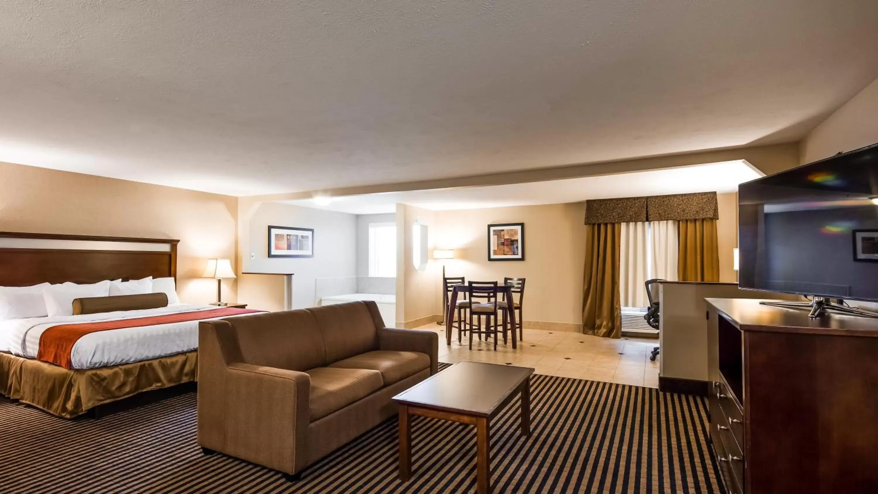 Bedroom, Seating Area in Best Western Plus Prairie Inn