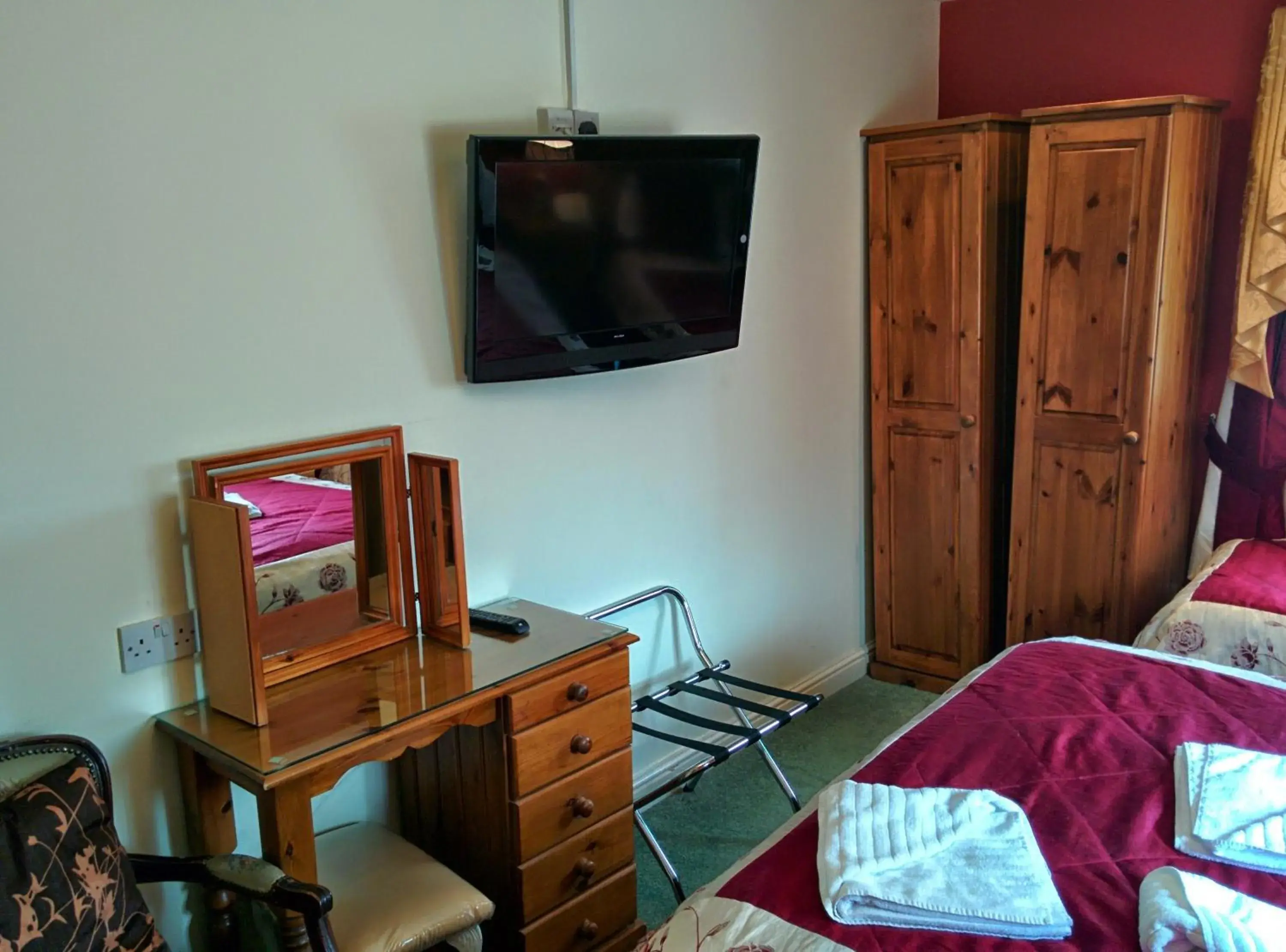 Bedroom, TV/Entertainment Center in Acorn Guest House