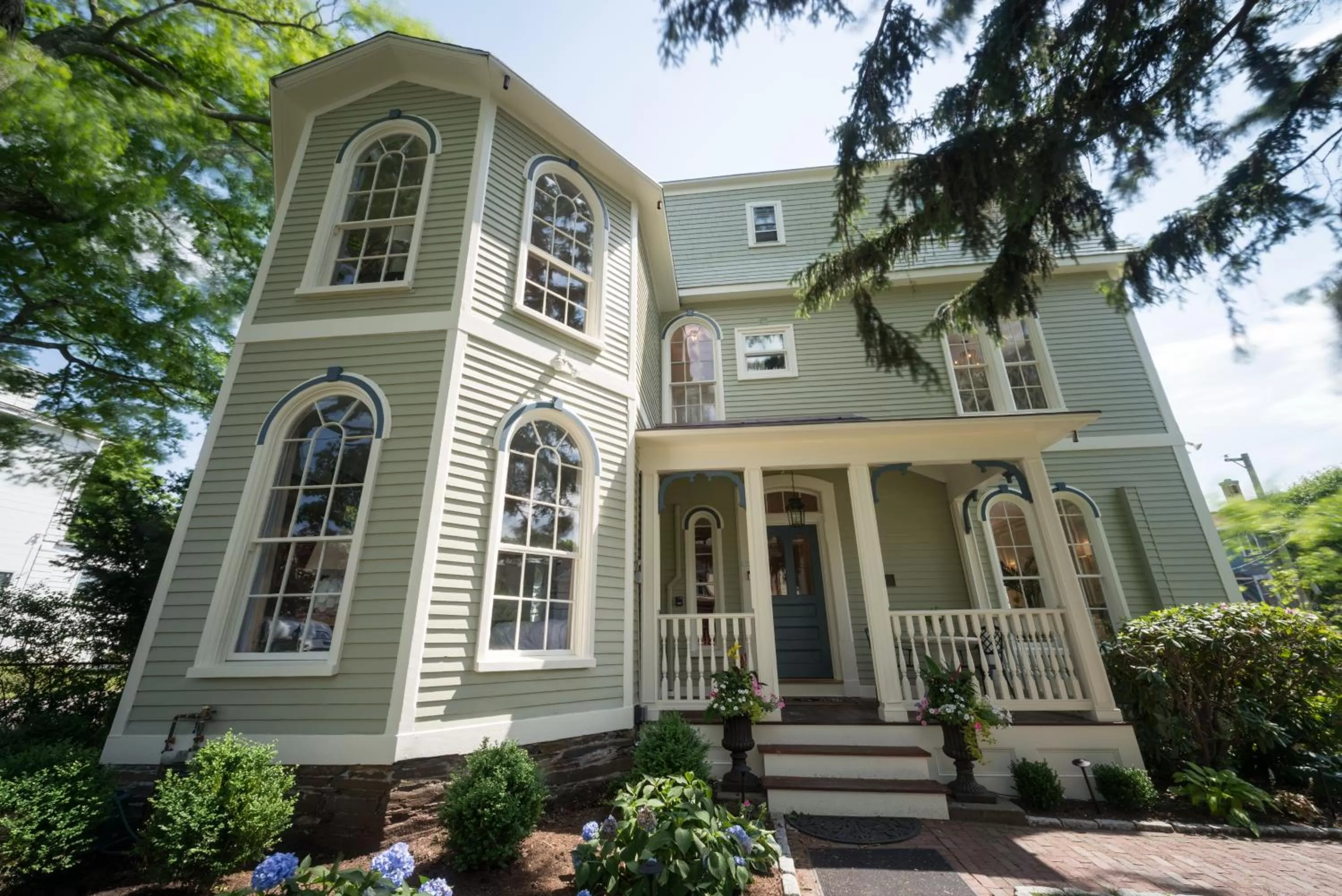 Property building in Serenity Inn Newport