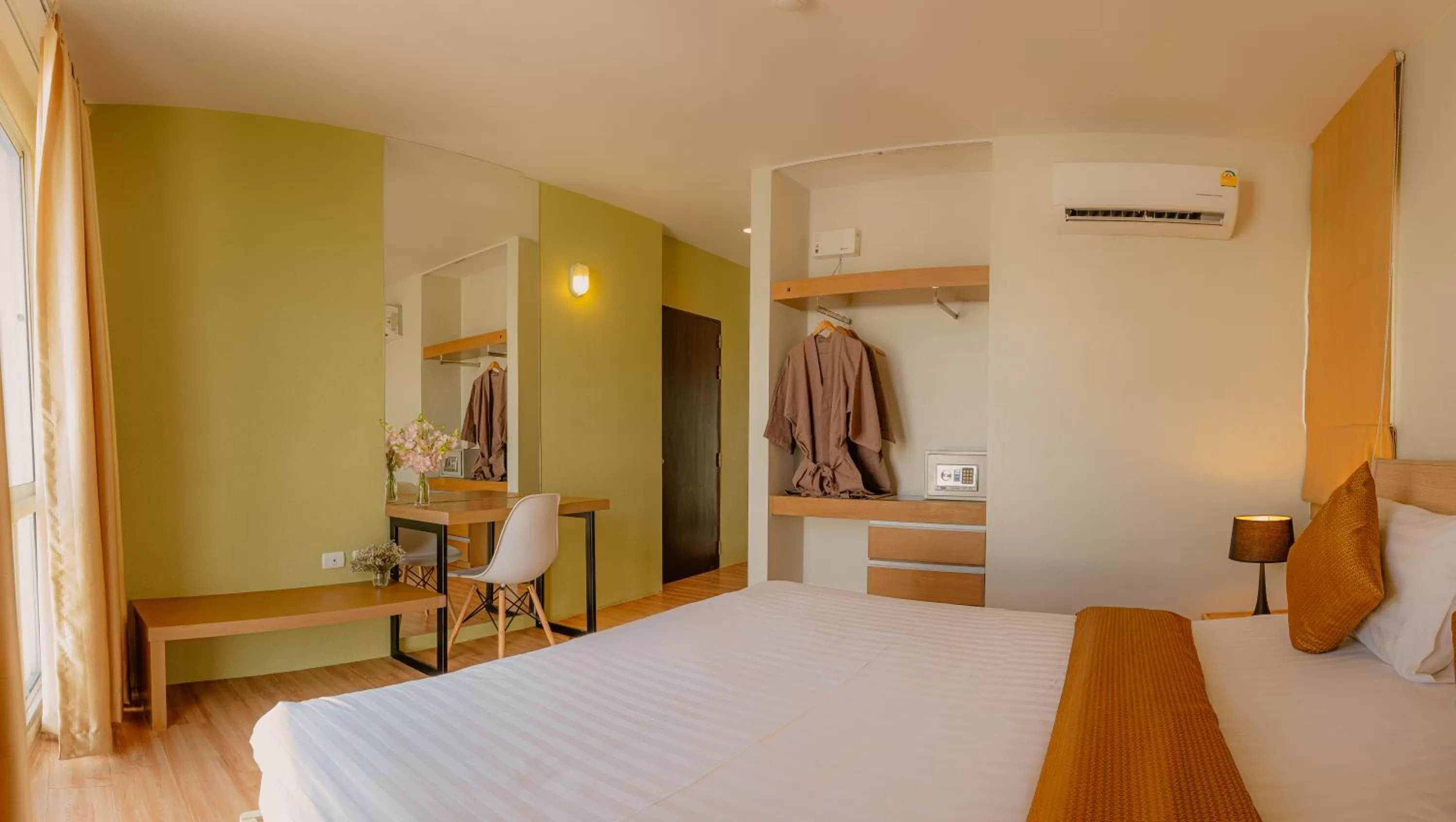 Photo of the whole room, Bed in Peace Land Khaosan