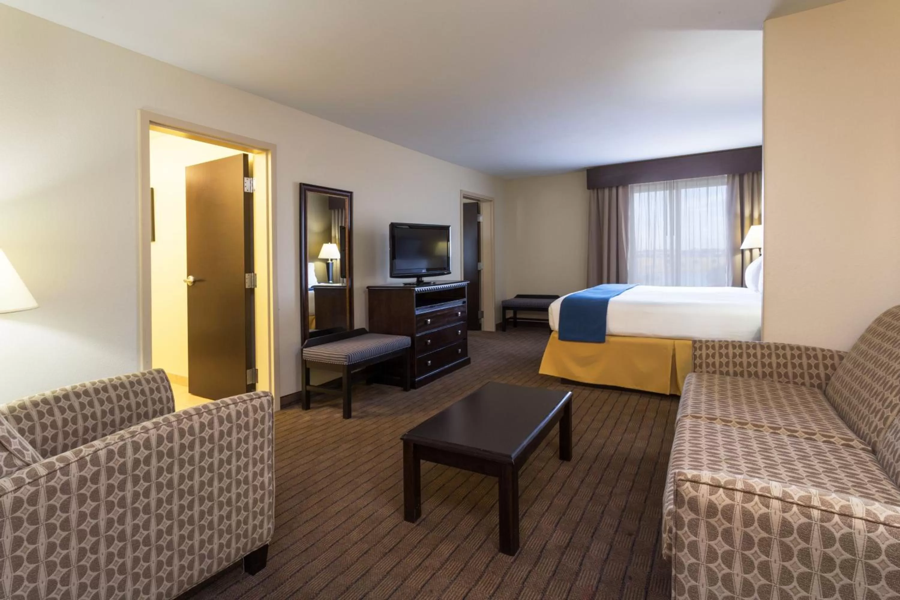 Photo of the whole room, Bed in Holiday Inn Express & Suites Moultrie by IHG