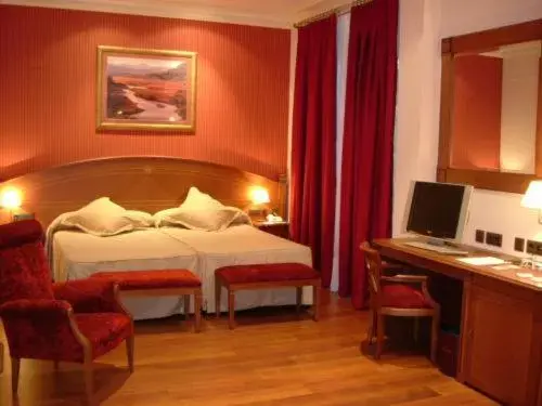 Photo of the whole room, Bed in Hotel Palacio de la Magdalena