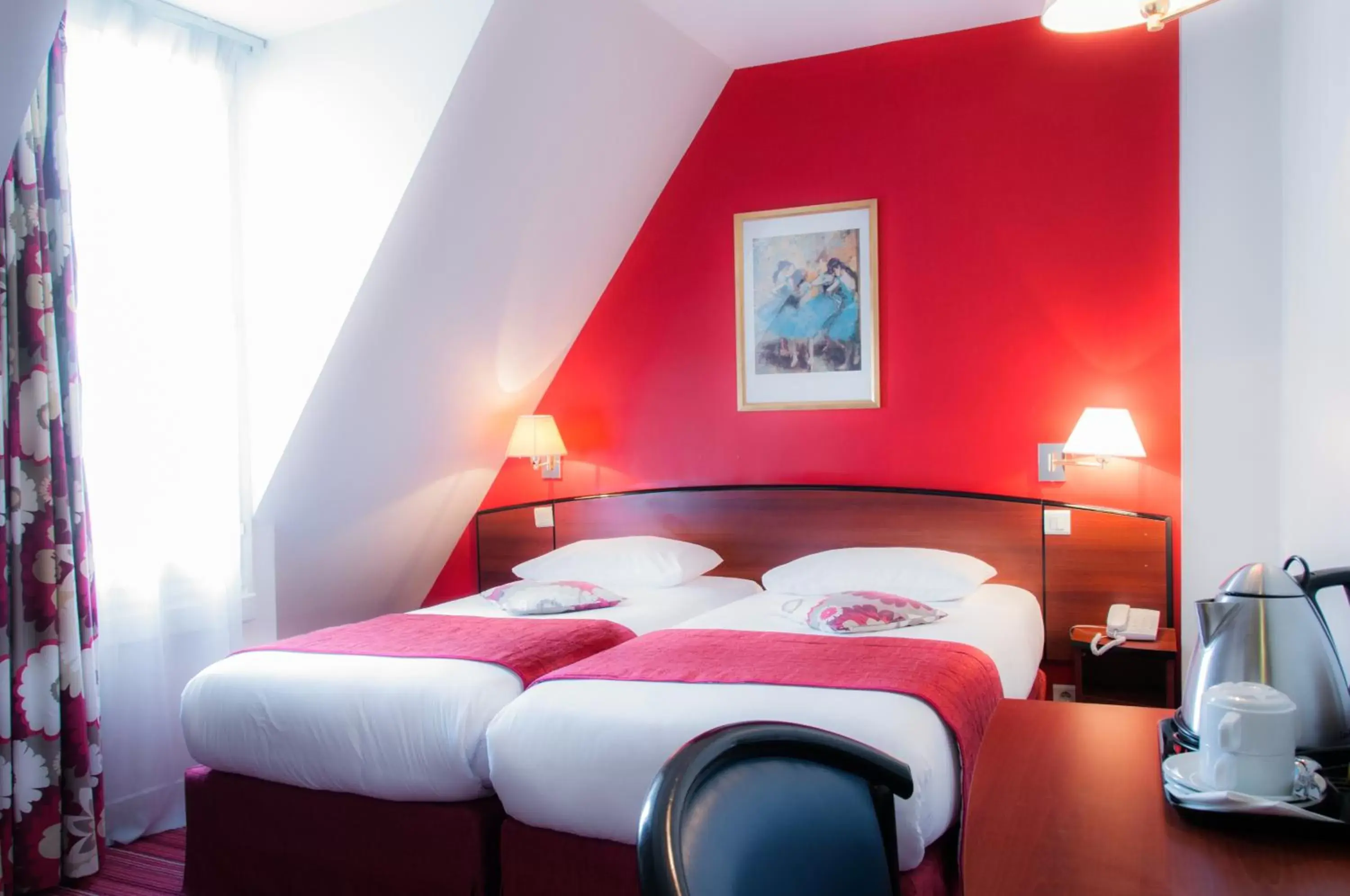 Photo of the whole room, Bed in Hôtel des Deux Avenues