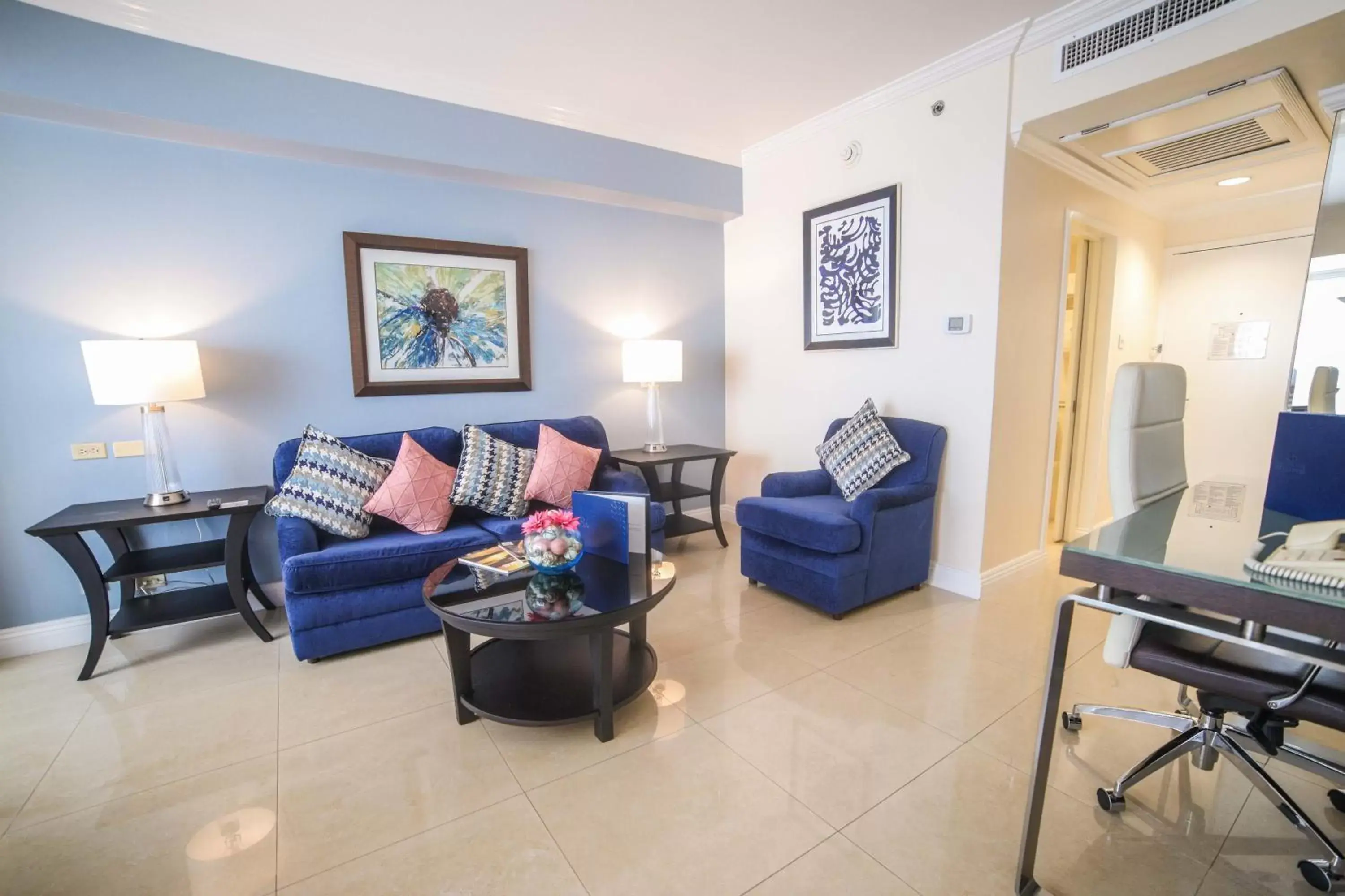 Living room, Seating Area in The Jamaica Pegasus Hotel