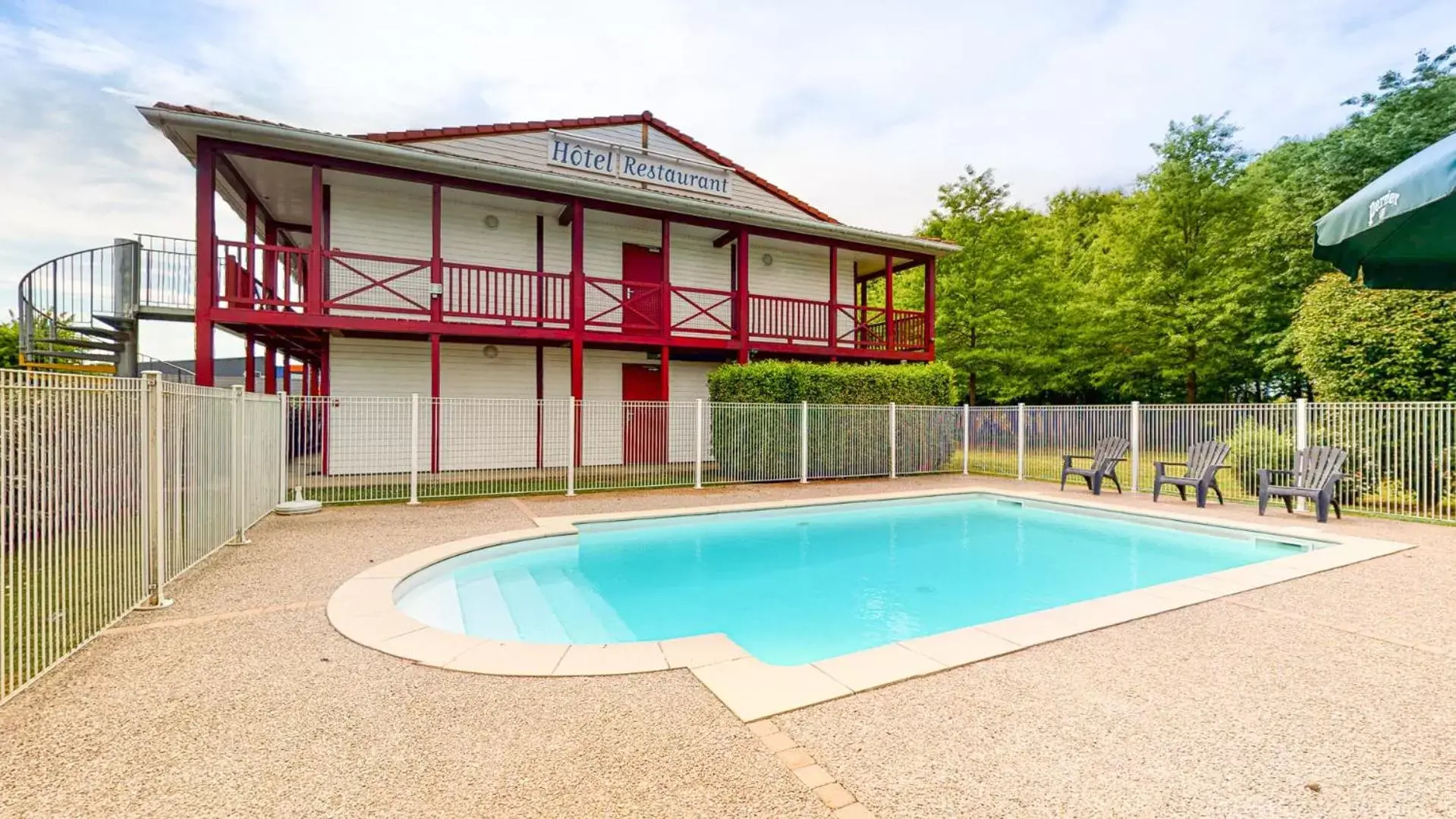 Swimming Pool in L'Auberge Everhotel de Tarbes-Ibos