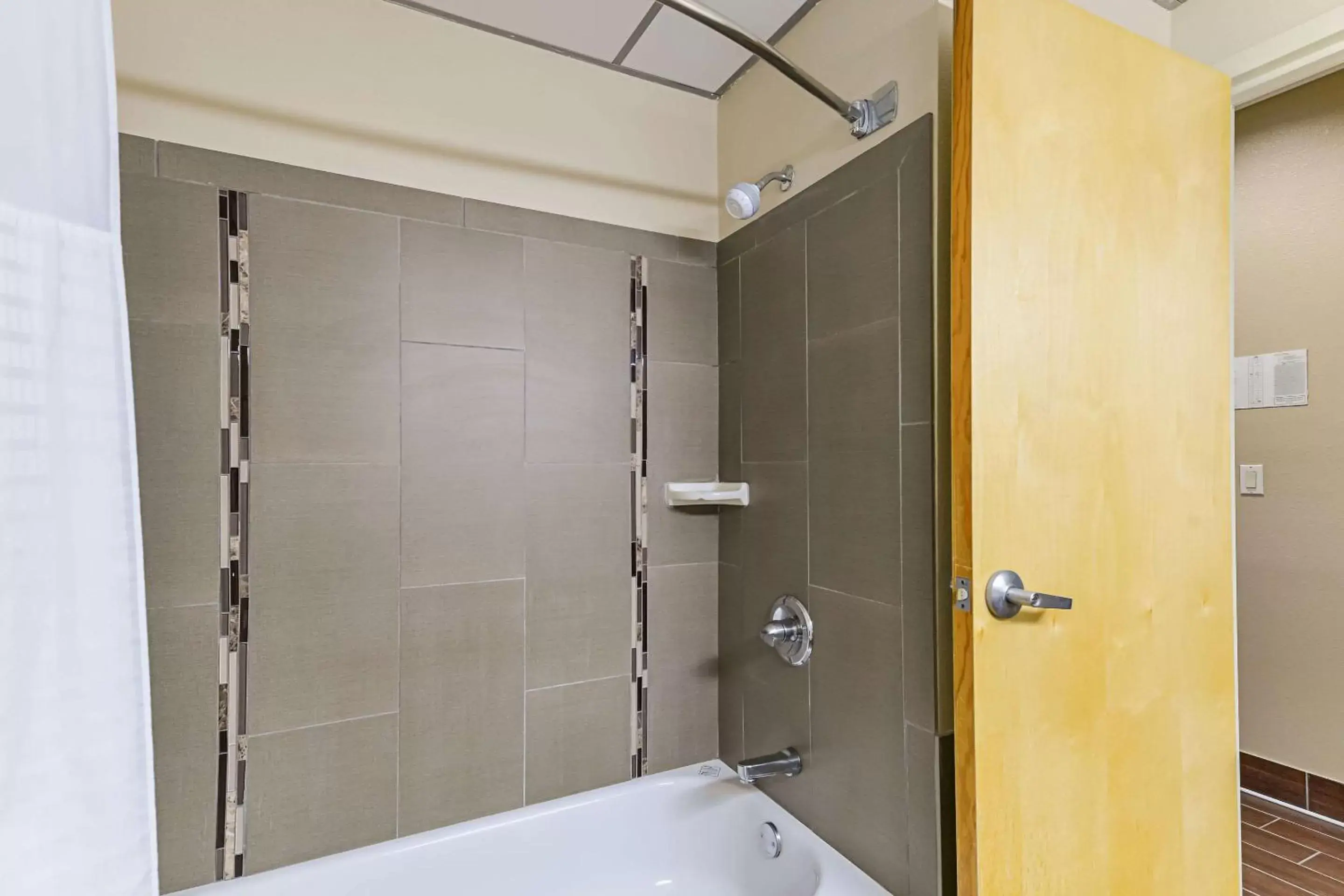 Bathroom in Quality Suites