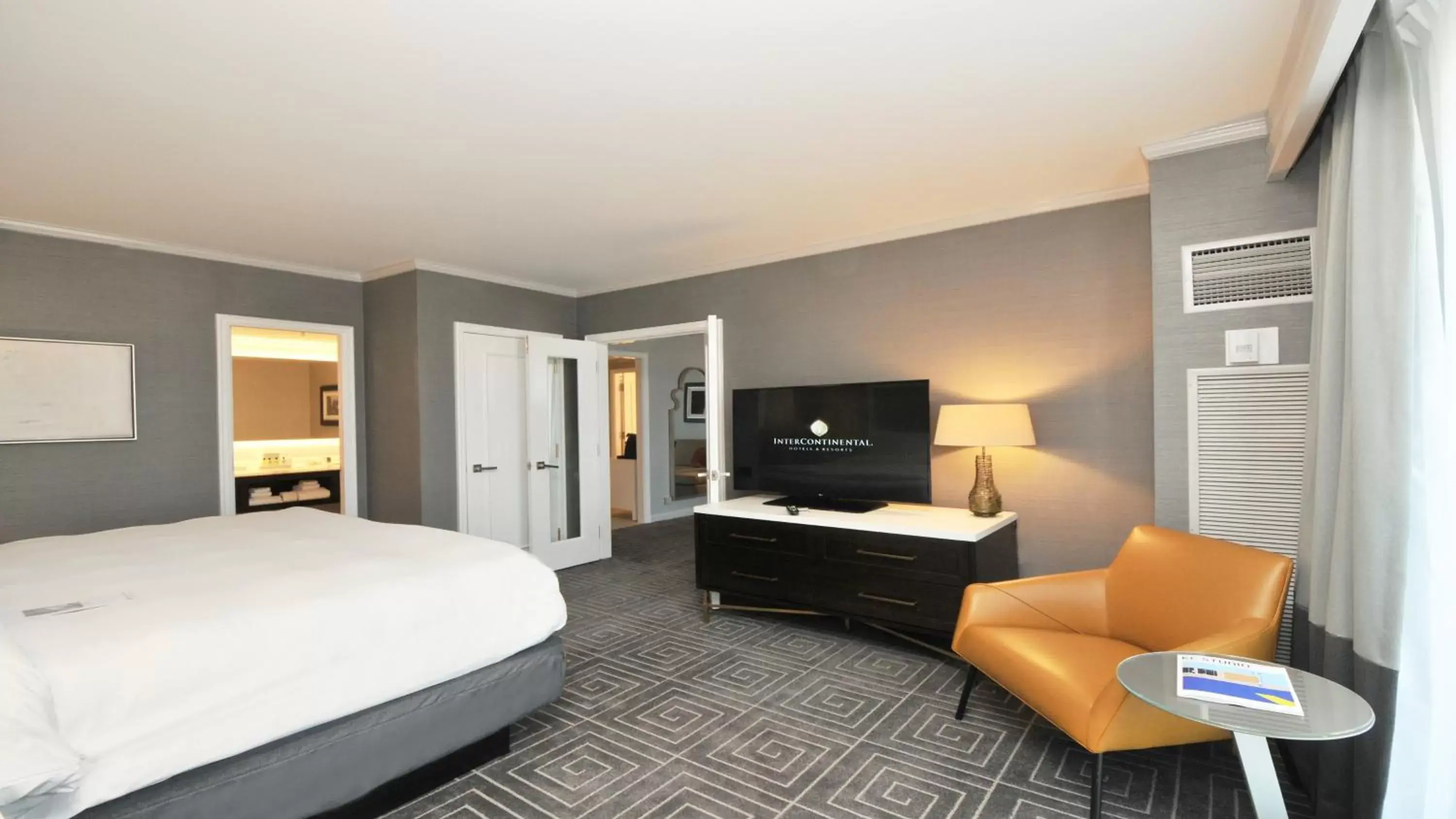 Bedroom, TV/Entertainment Center in InterContinental Kansas City at the Plaza, an IHG Hotel