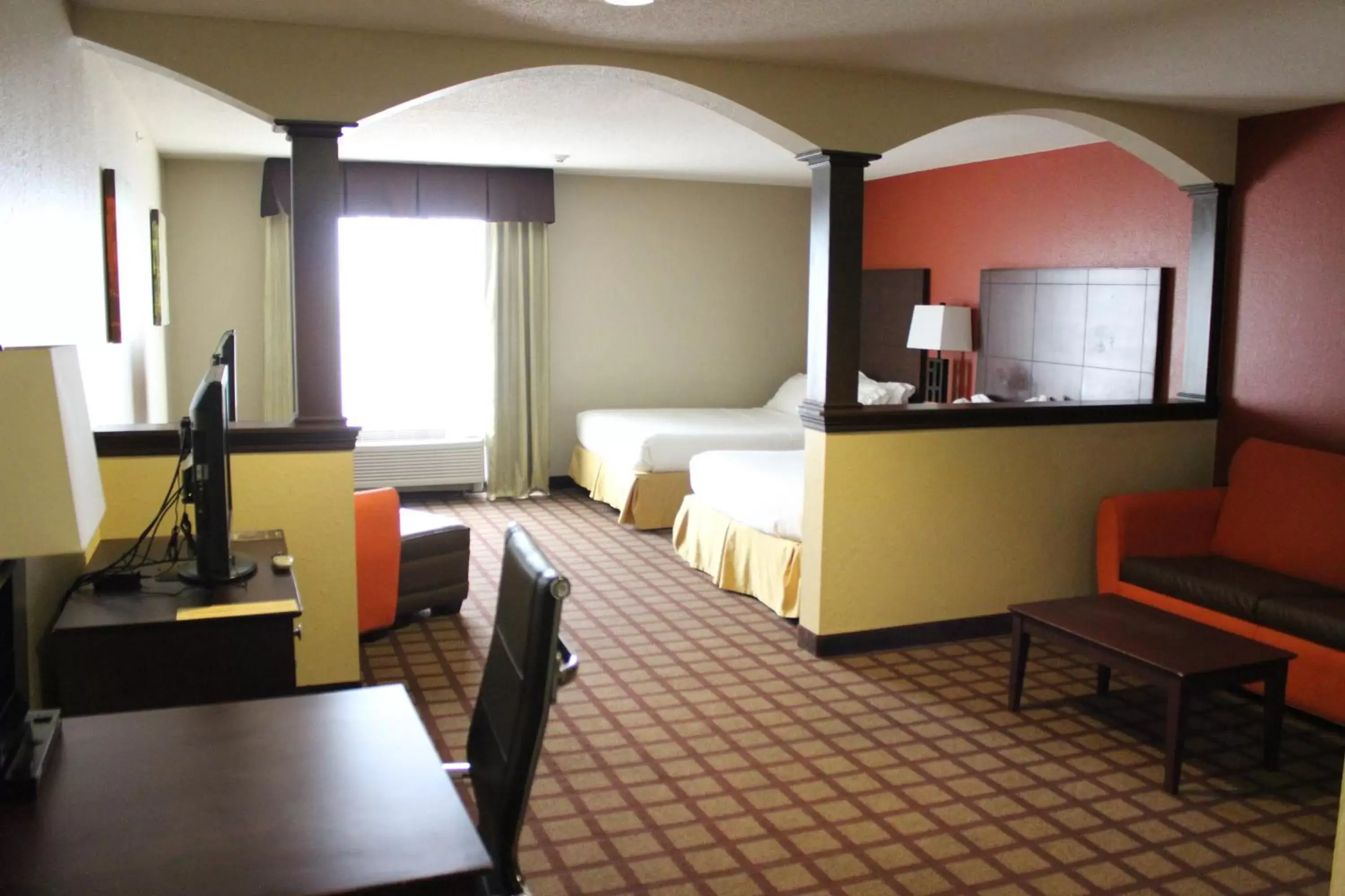 Photo of the whole room in Holiday Inn Express Hotel & Suites Chicago-Algonquin, an IHG Hotel