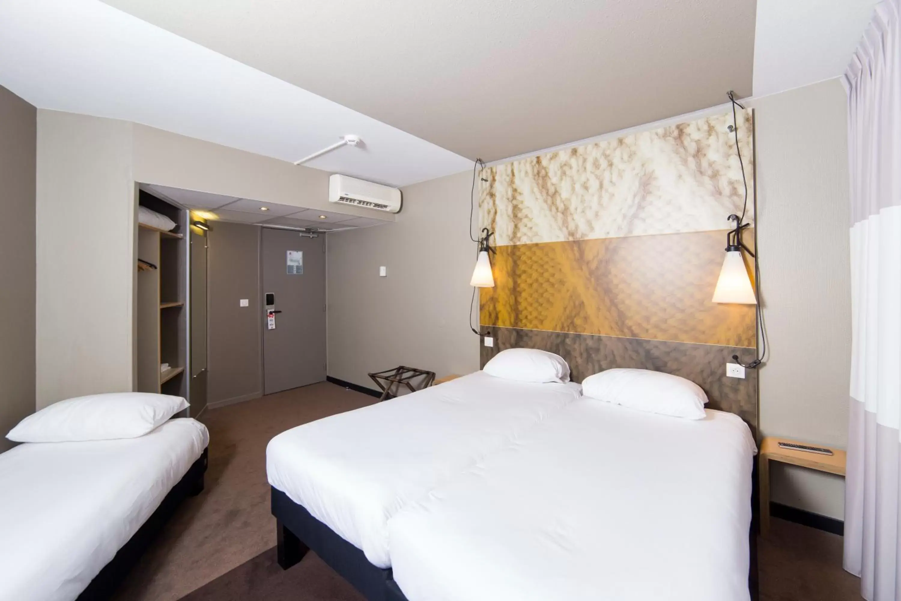 Photo of the whole room, Bed in Ibis Toulouse Purpan Aeroport