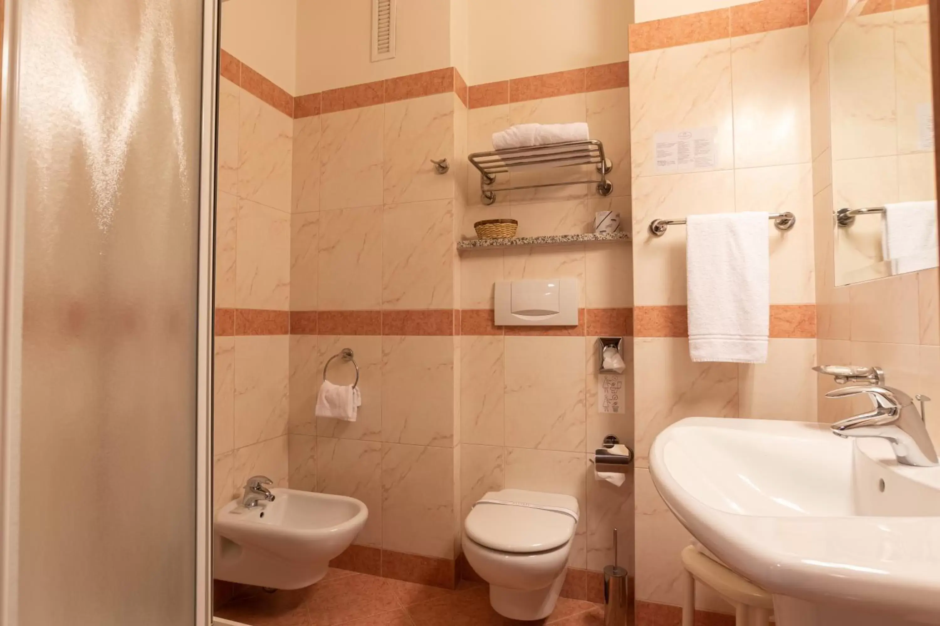Shower, Bathroom in NilHotel Florence