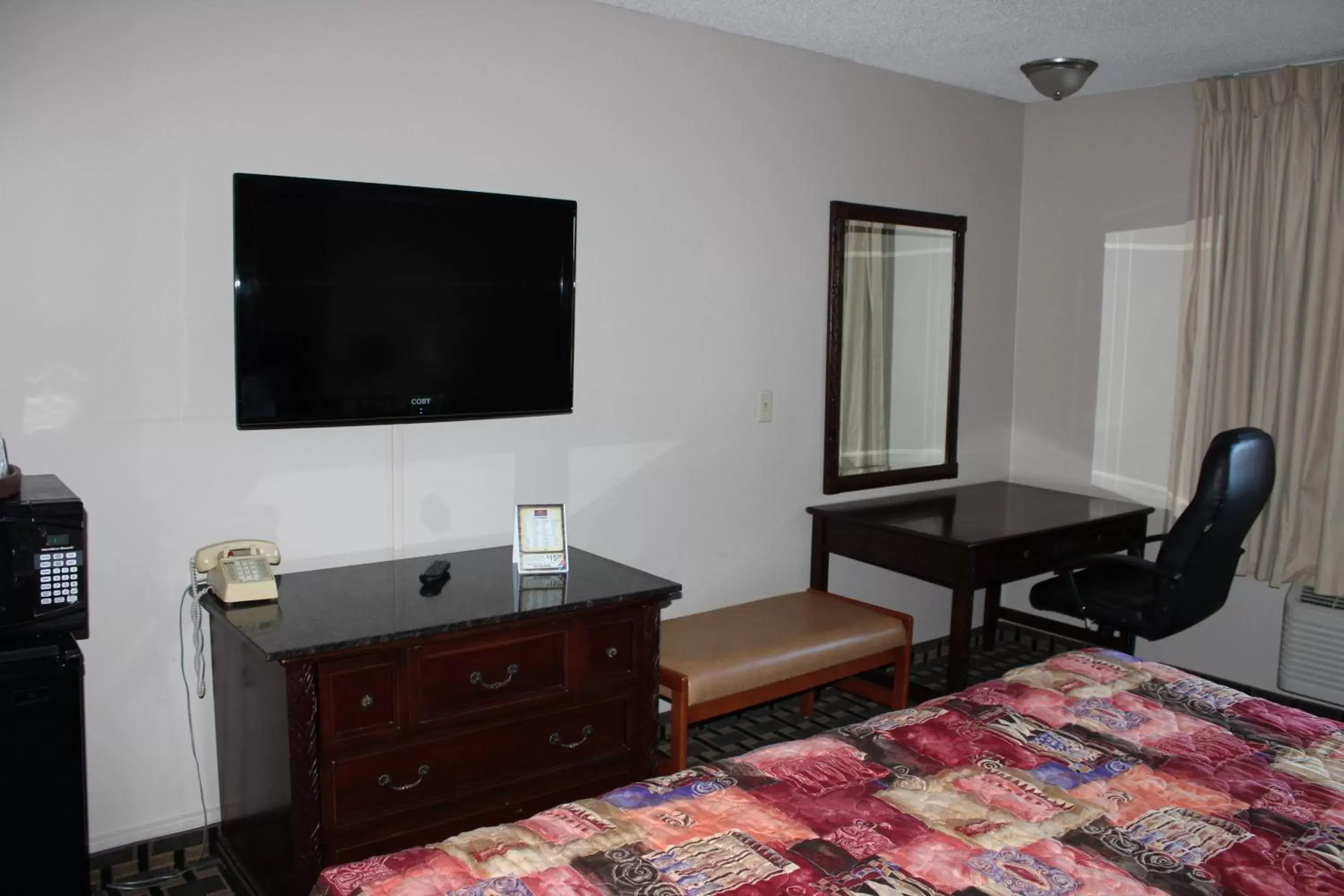 Bedroom, TV/Entertainment Center in Coratel Inn and Suites Maple Grove