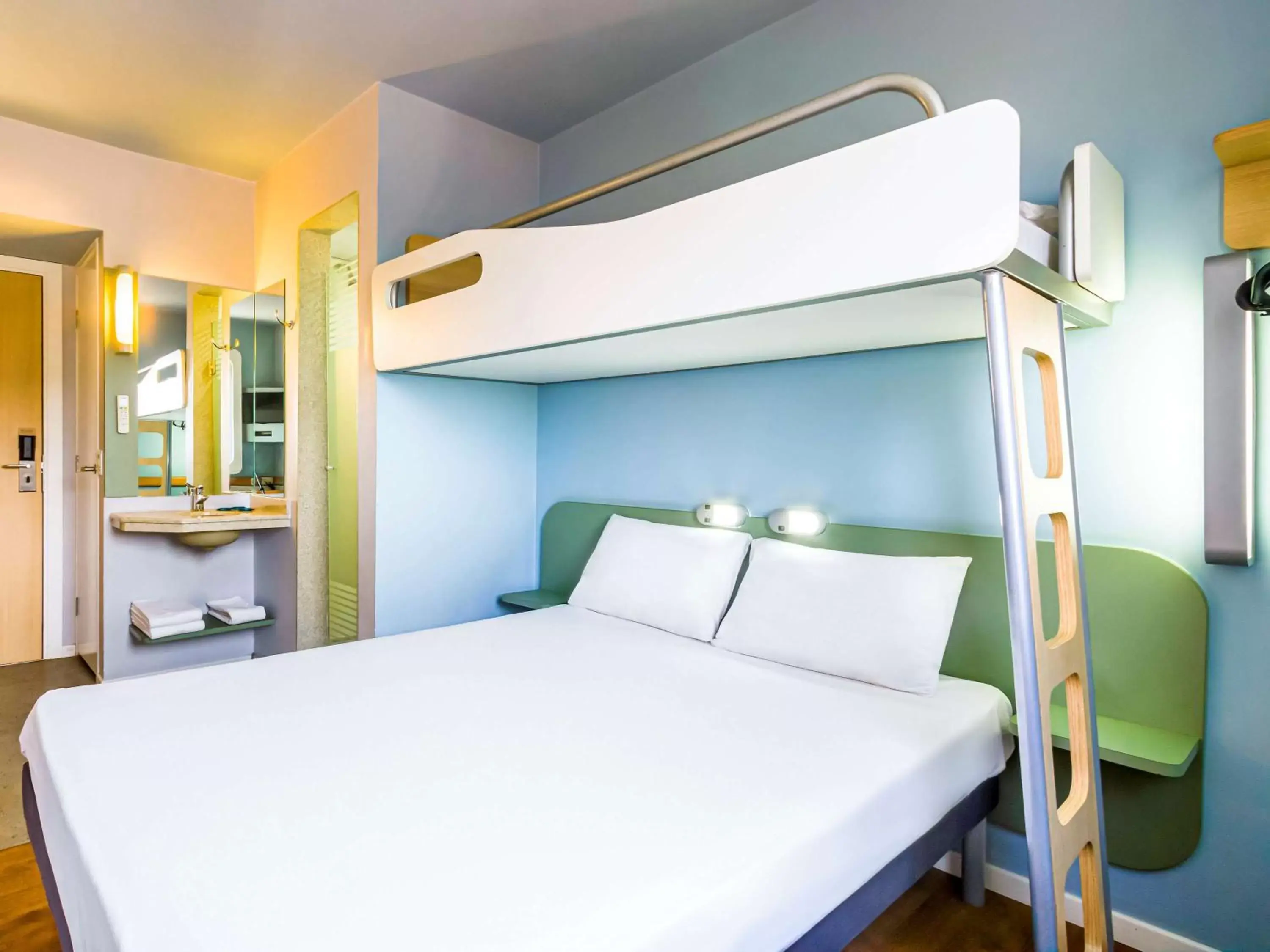 Photo of the whole room, Bunk Bed in Ibis Budget Araraquara