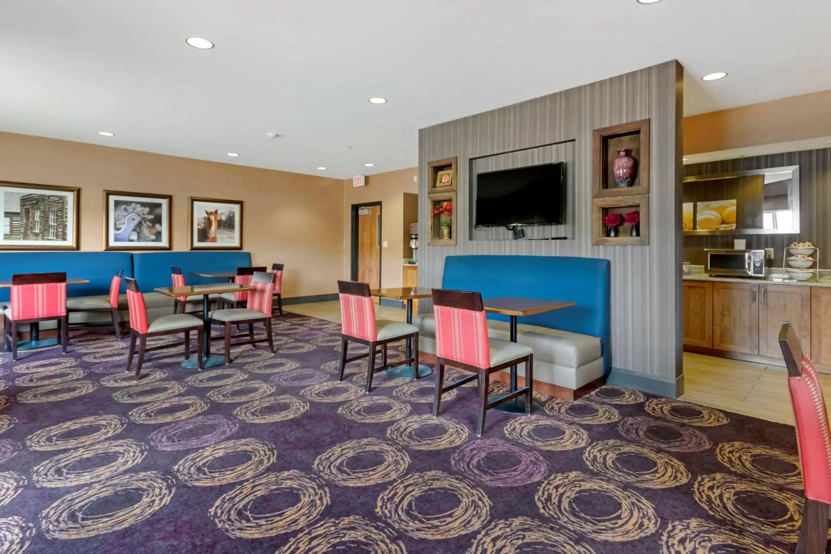 Restaurant/places to eat, Lounge/Bar in Comfort Inn & Suites Market - Airport