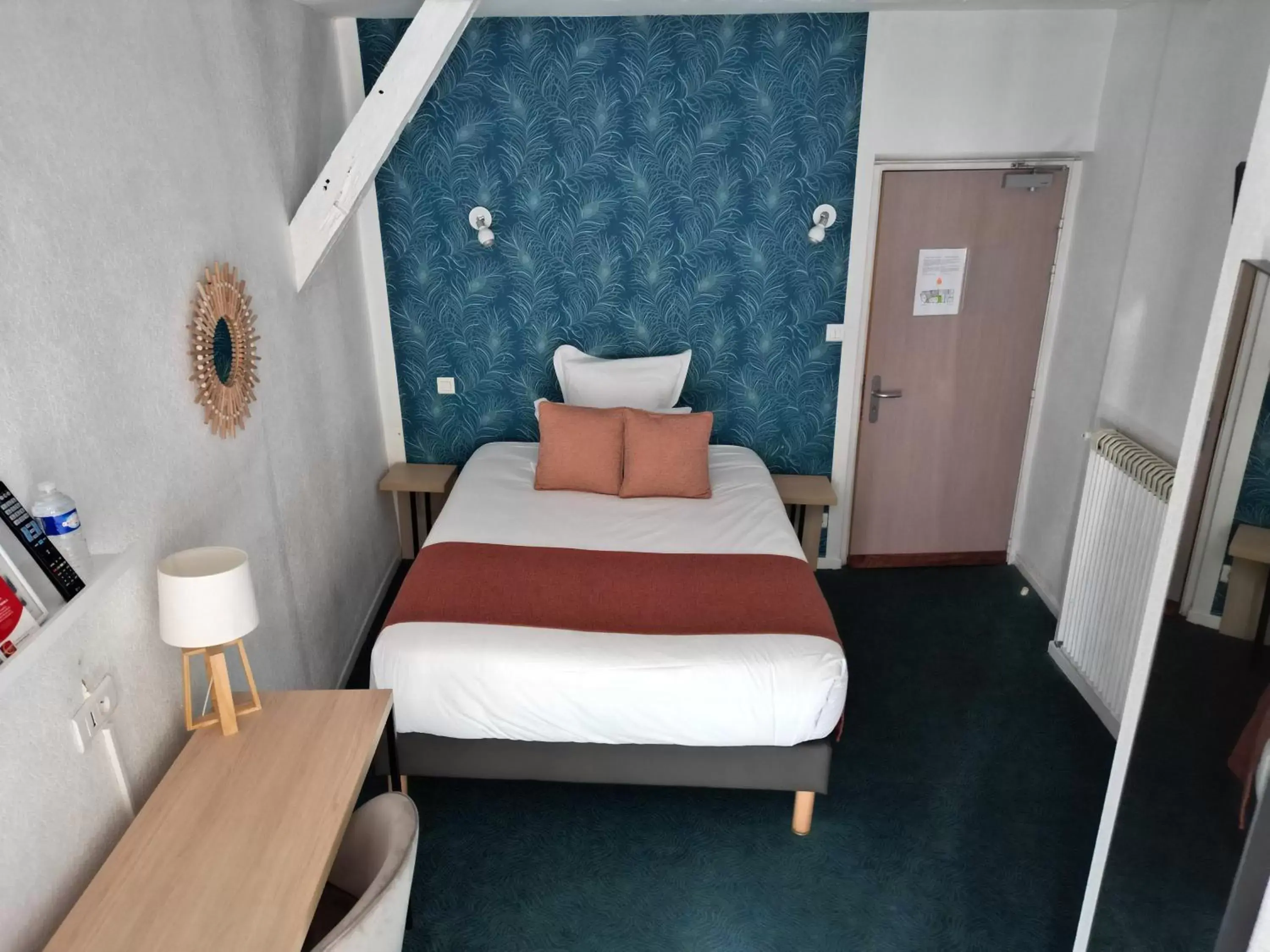 Photo of the whole room, Bed in Hôtel les Platanes