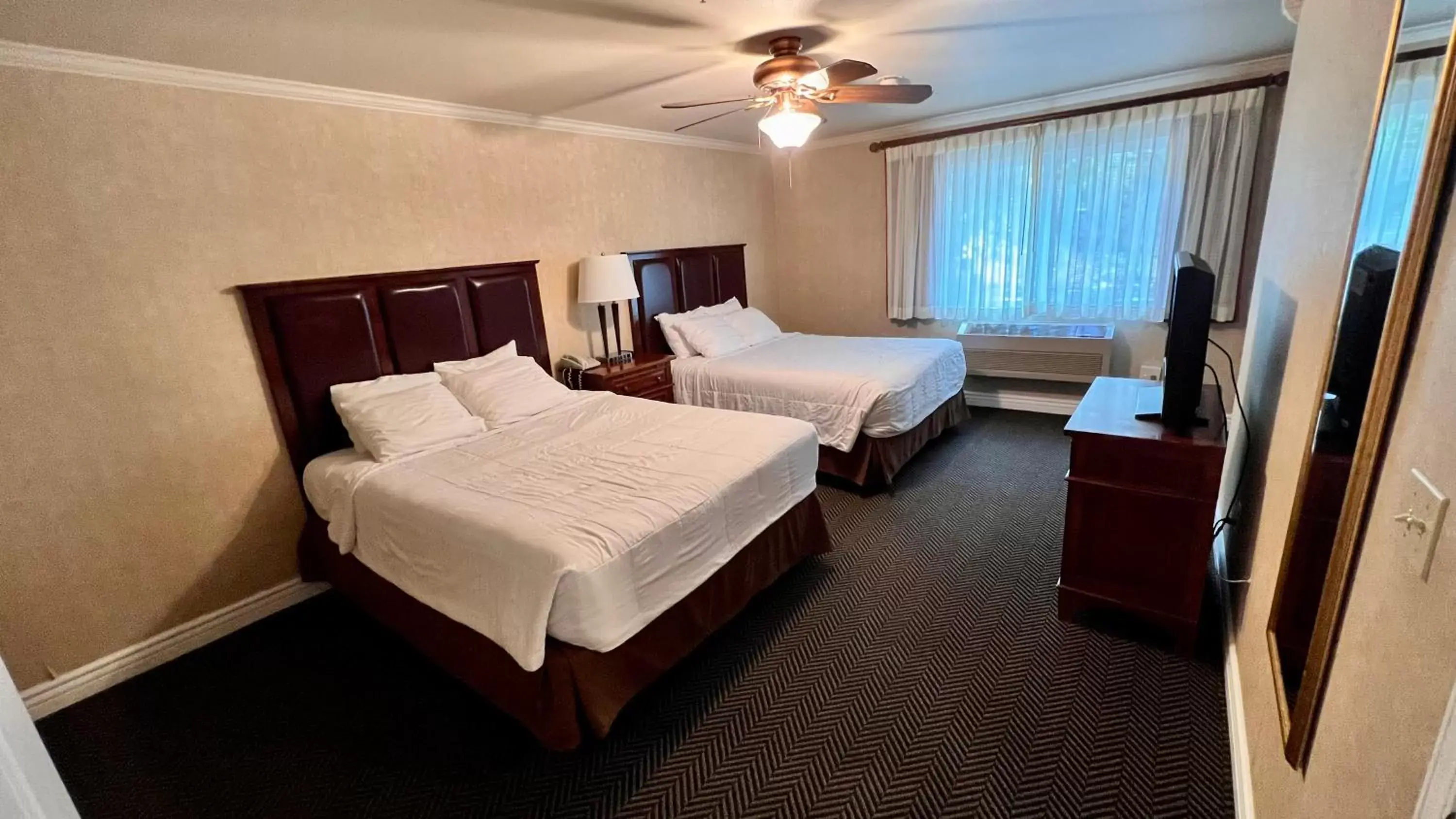 Bed in Yosemite View Lodge Bed in Yosemite View Lodge