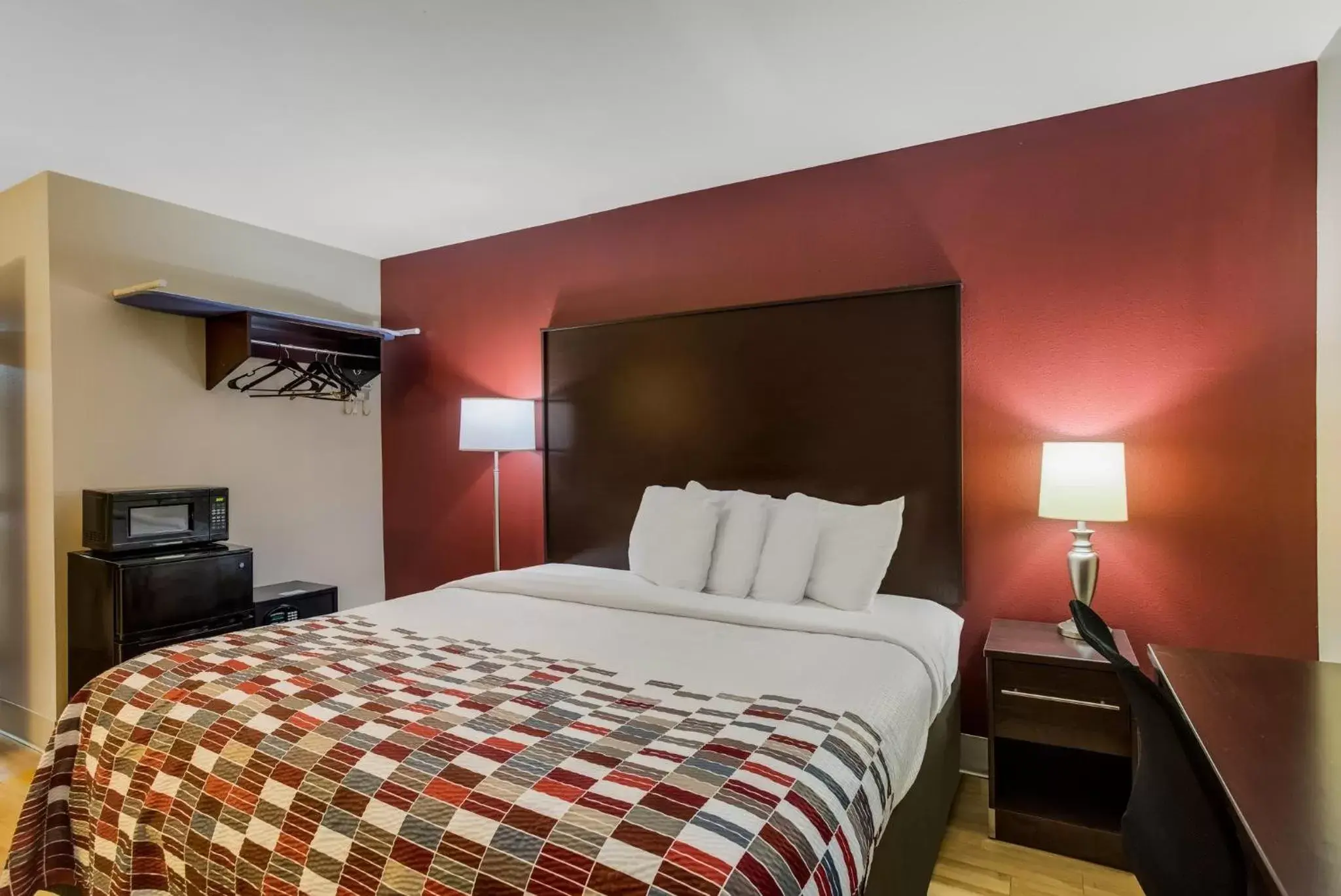 Photo of the whole room, Bed in Red Roof Inn Nashville - Music City