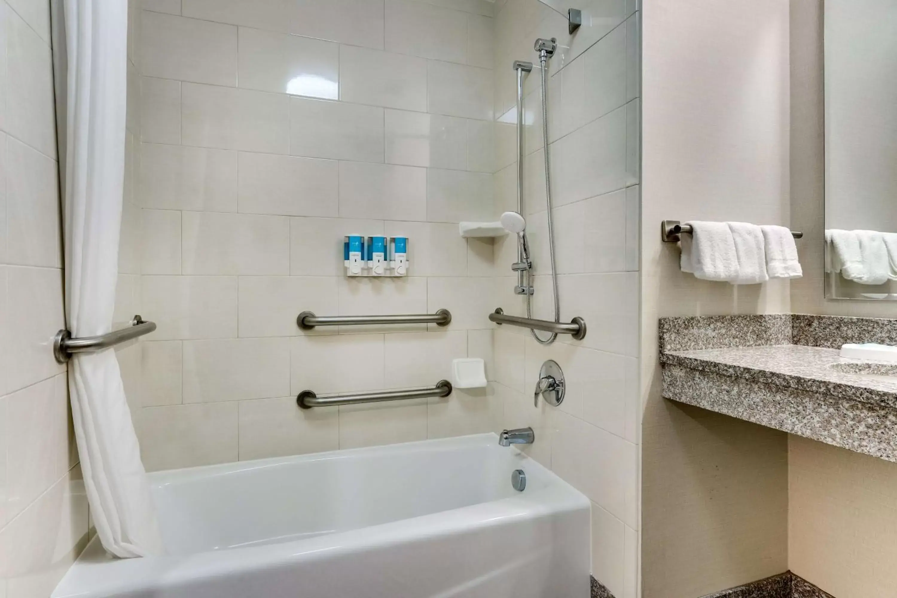 Bathroom in Drury Inn & Suites Orlando near Universal Orlando Resort