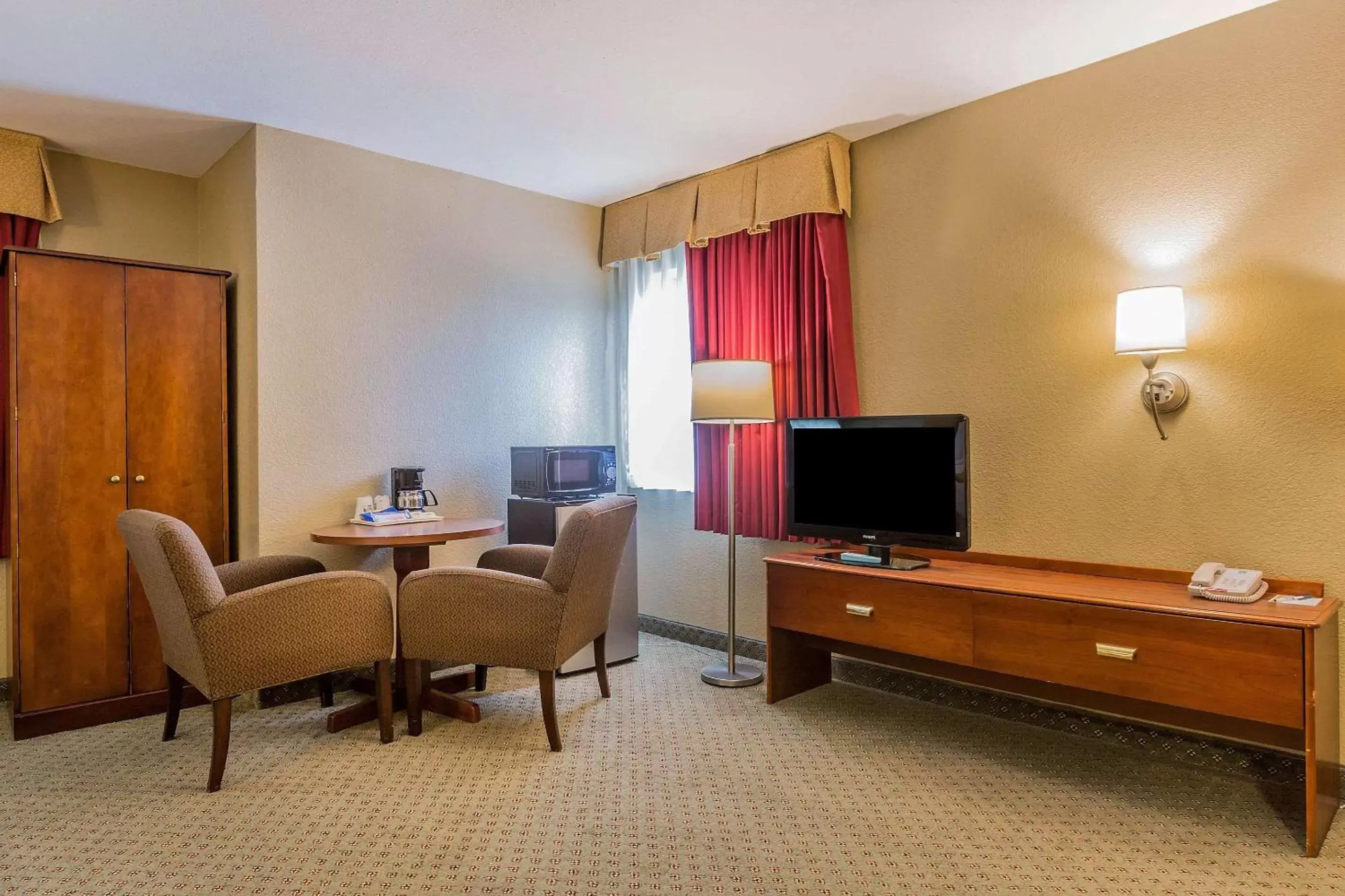 Photo of the whole room, TV/Entertainment Center in Quality Inn Hyde Park Poughkeepsie North