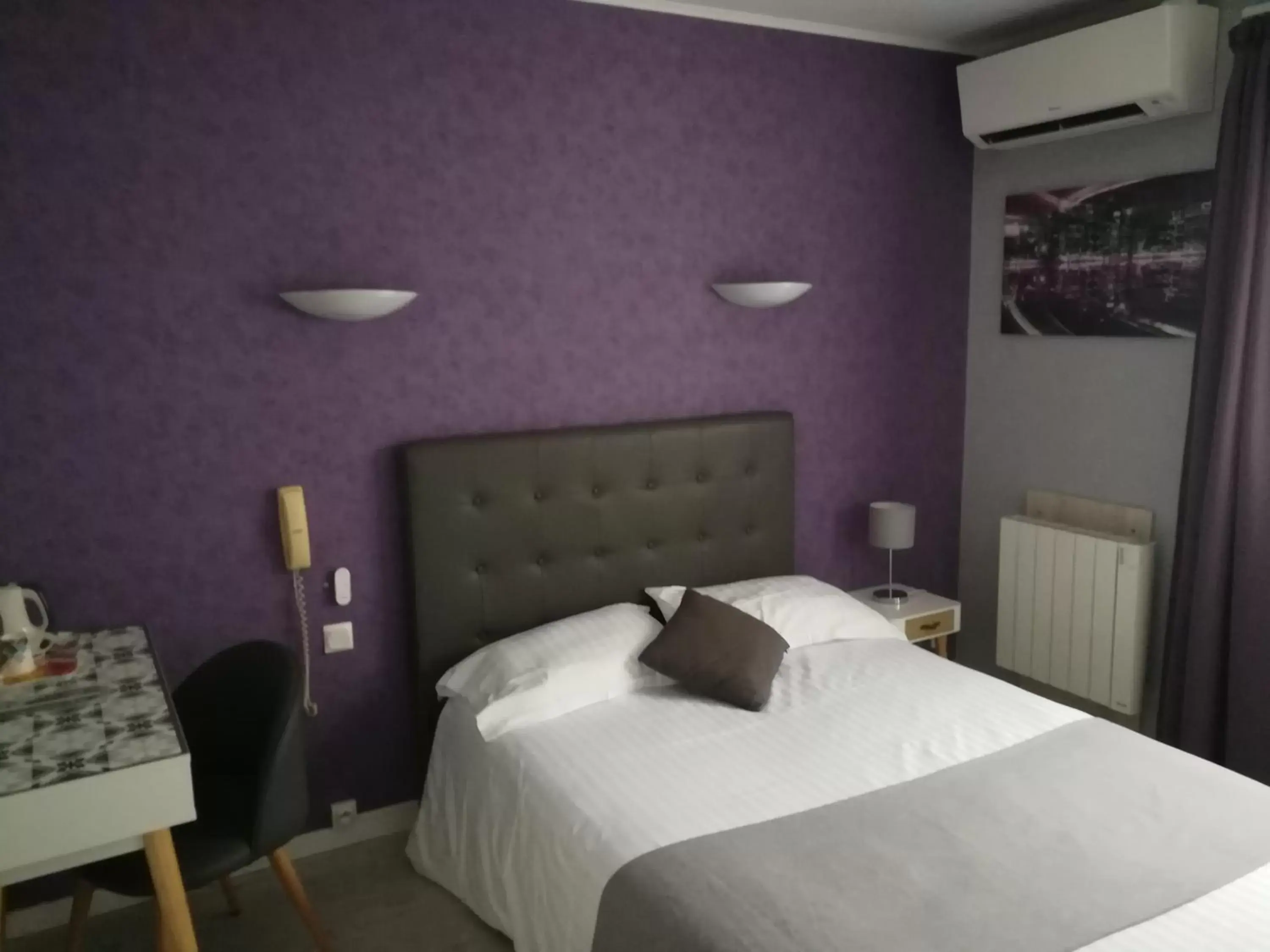 Property building, Bed in Contact Hôtel du Relais Thouars