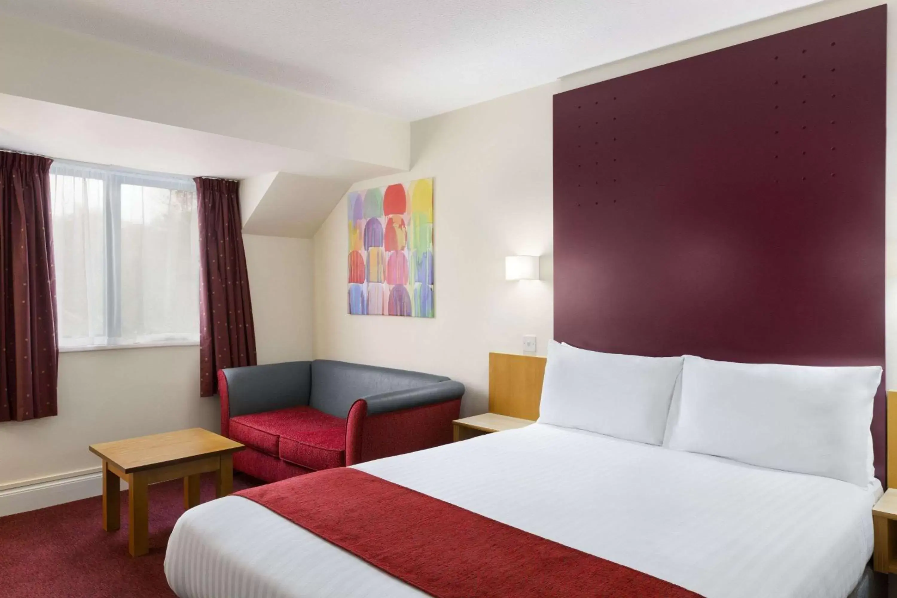 Photo of the whole room, Bed in Days Inn Maidstone