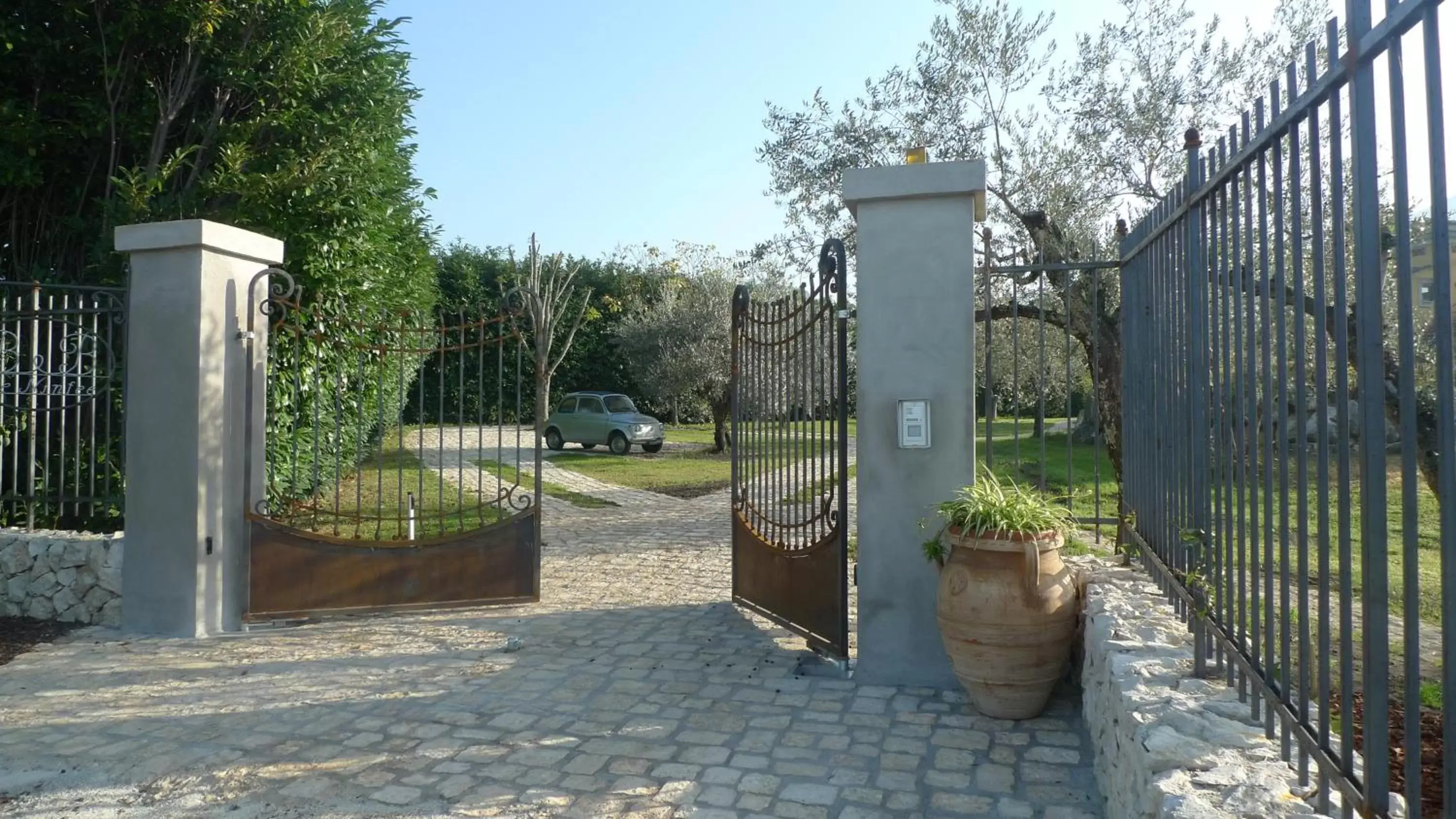 Facade/entrance in Le Ninfee