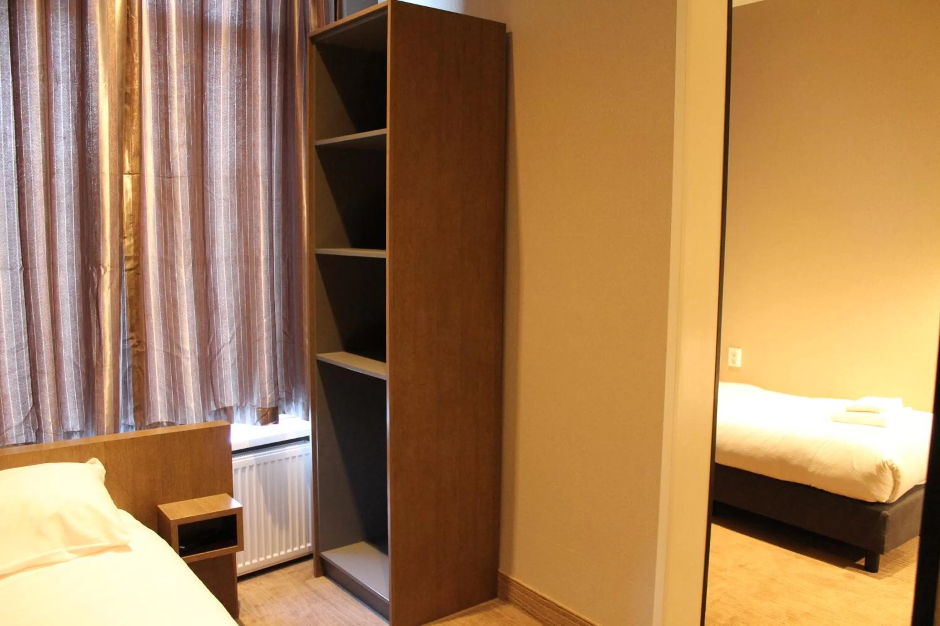 Bedroom, Bed in Blossoms City Hotel