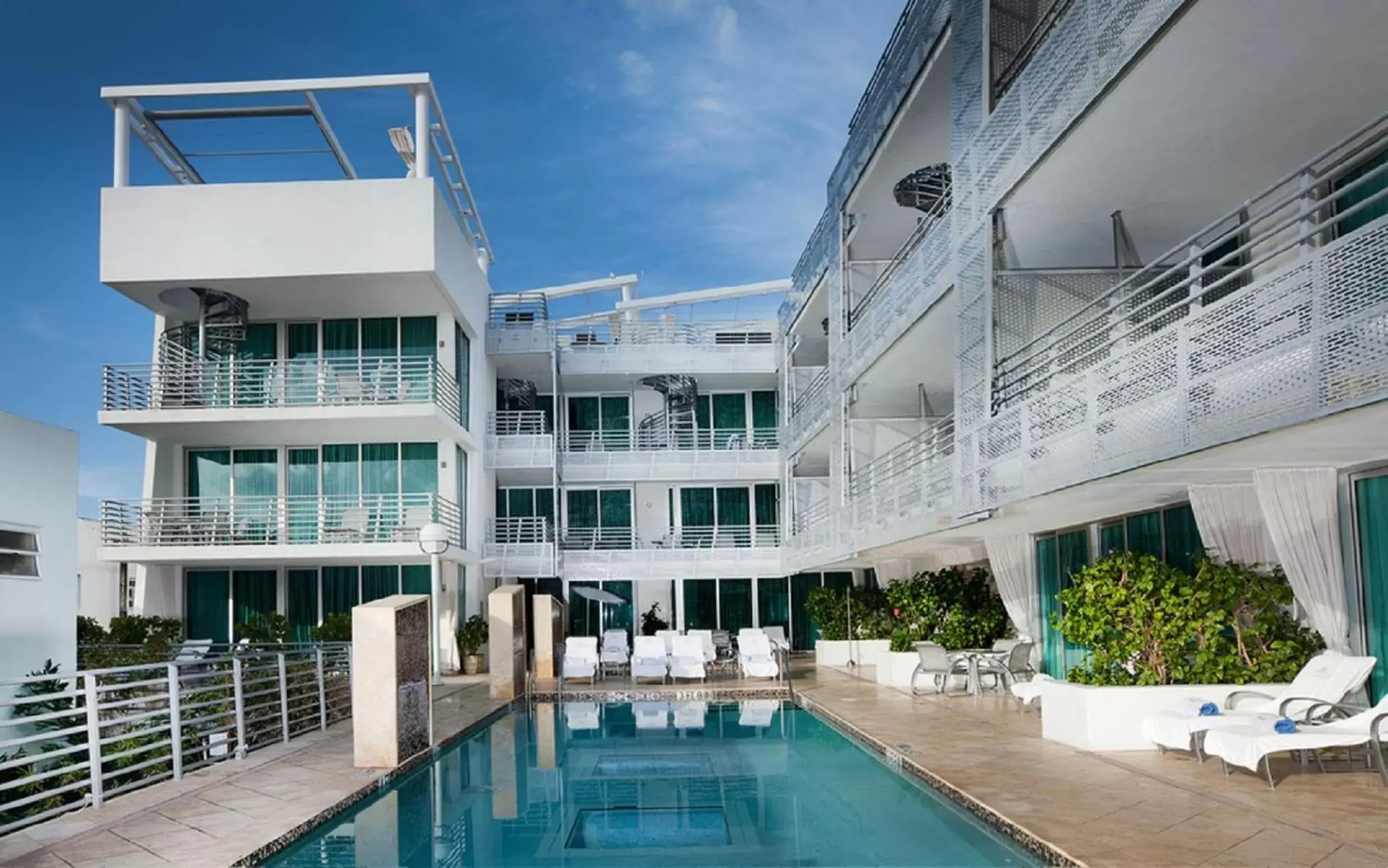Hot Tub, Property Building in SBV Luxury Ocean Hotel Suites