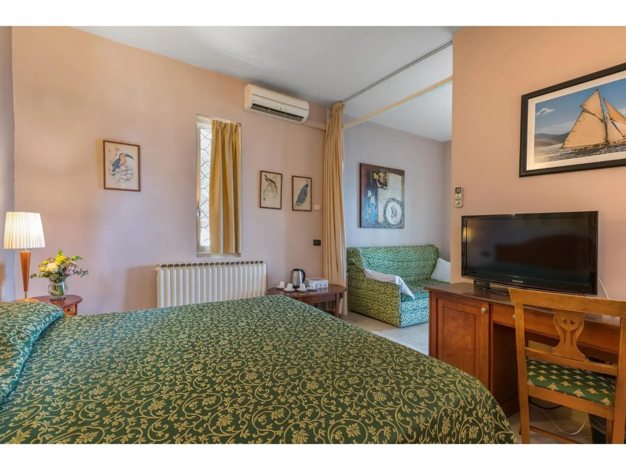 Photo of the whole room, Bed in Villa Cappellina