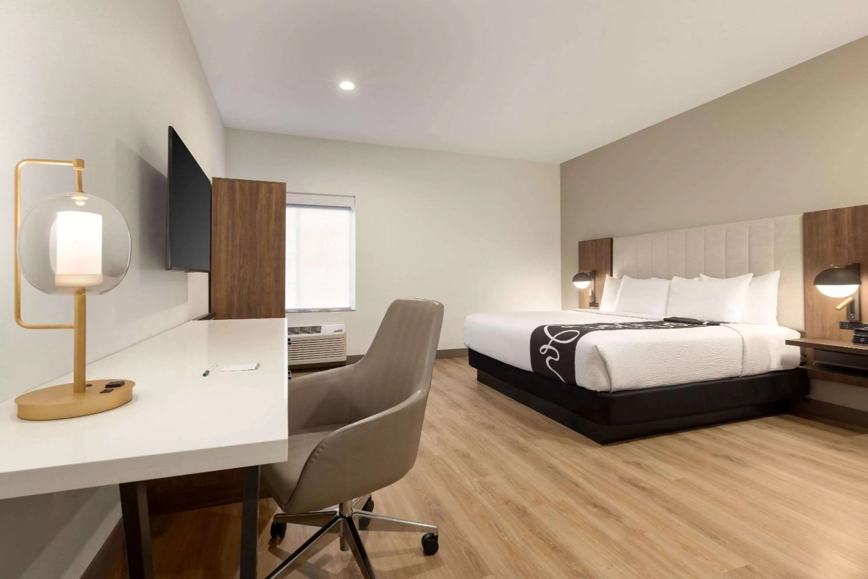 King Room with Bath Tub - Mobility/Hearing Accessible  in La Quinta by Wyndham Port Arthur