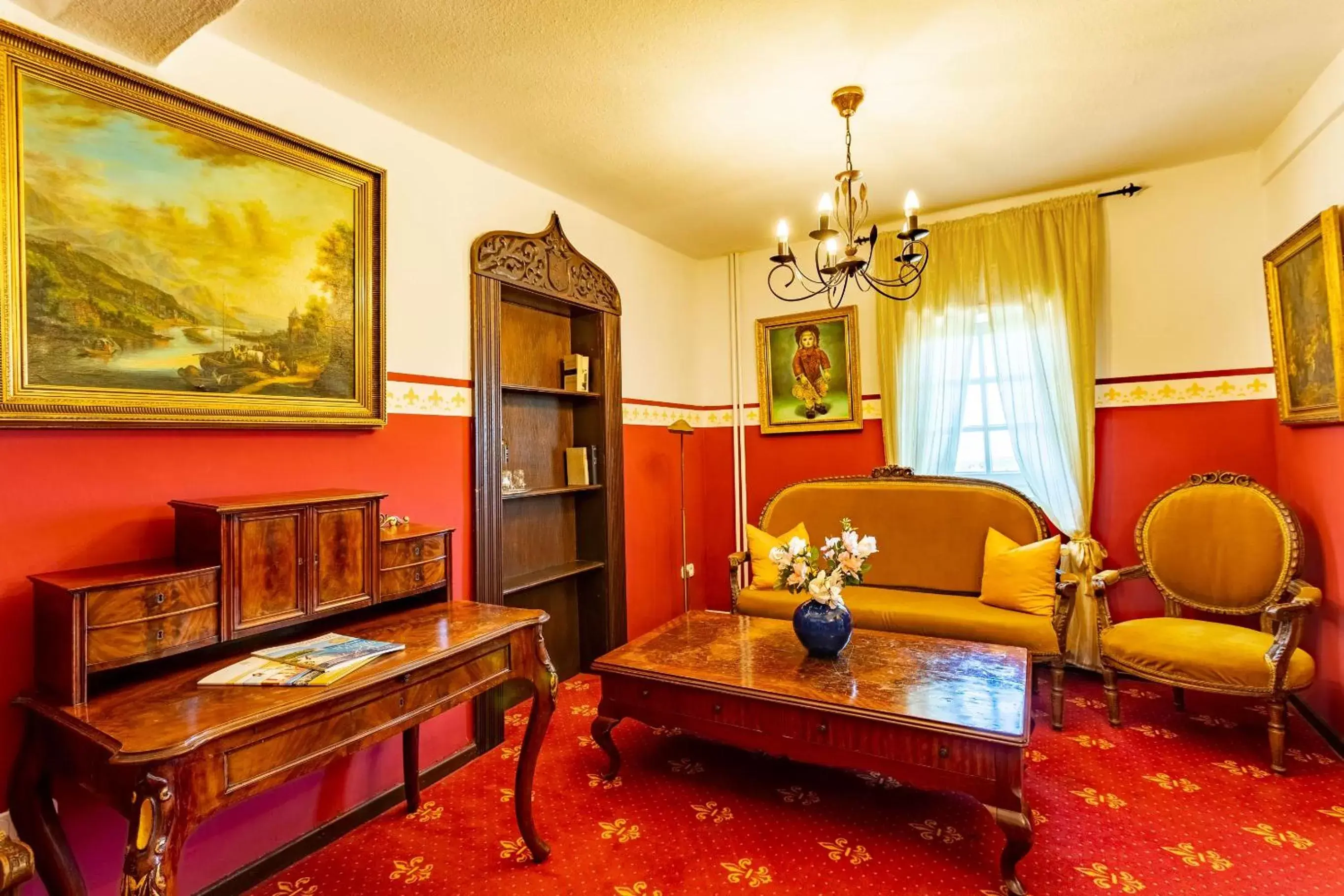 Photo of the whole room, Seating Area in Hotel Burg Trendelburg