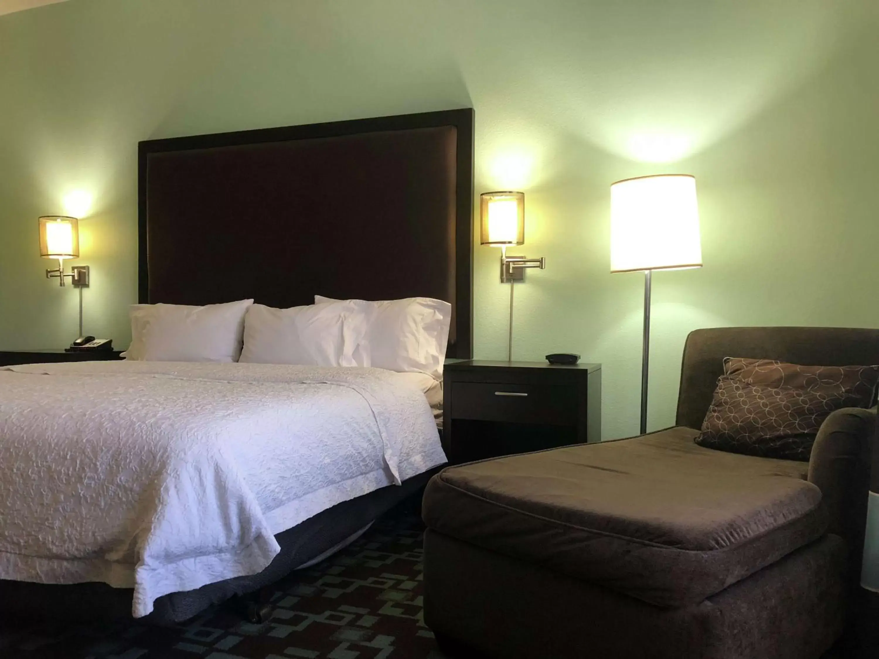 Bed in Hampton Inn & Suites Nashville at Opryland