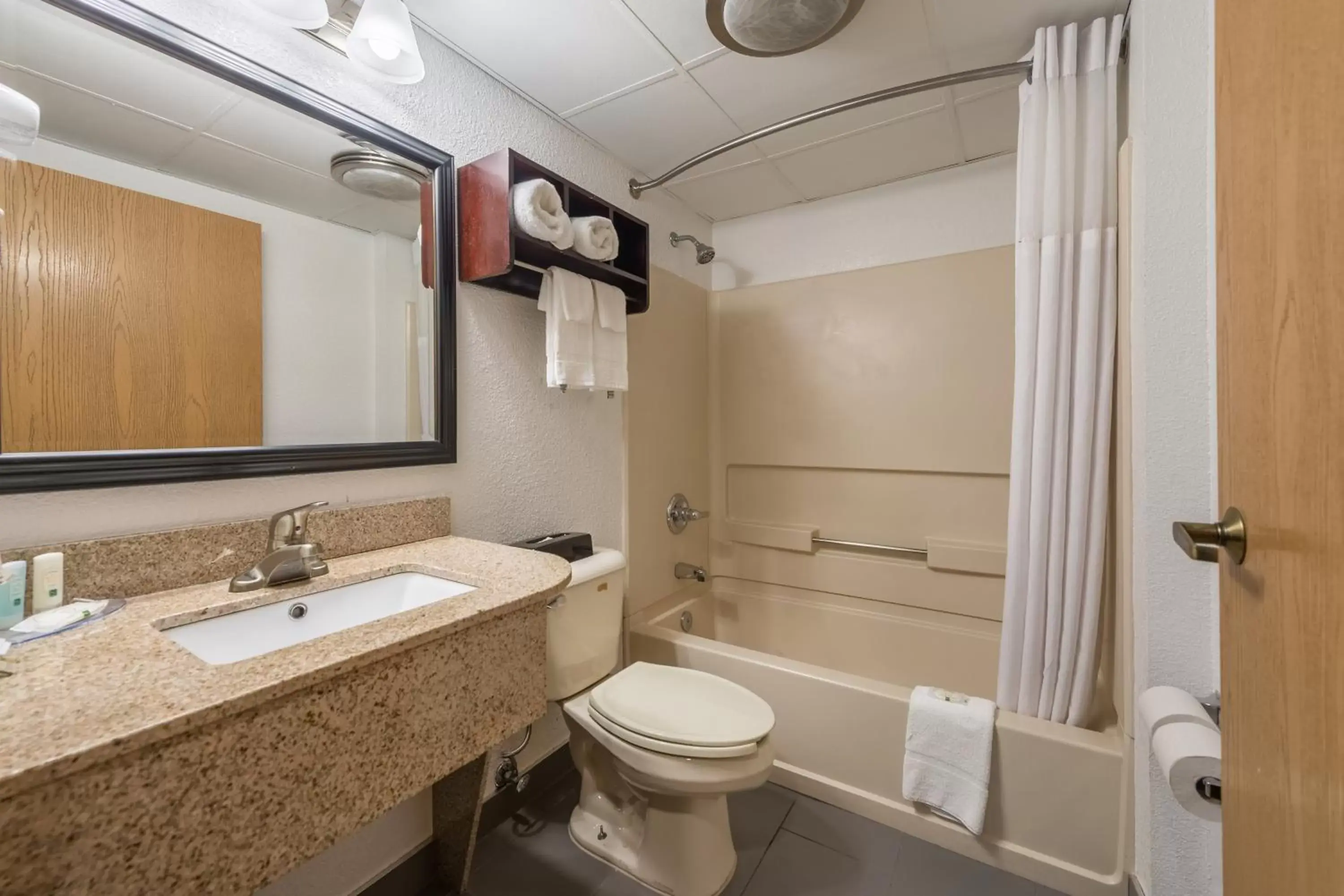 Bathroom in Quality Inn Grove City - Columbus South