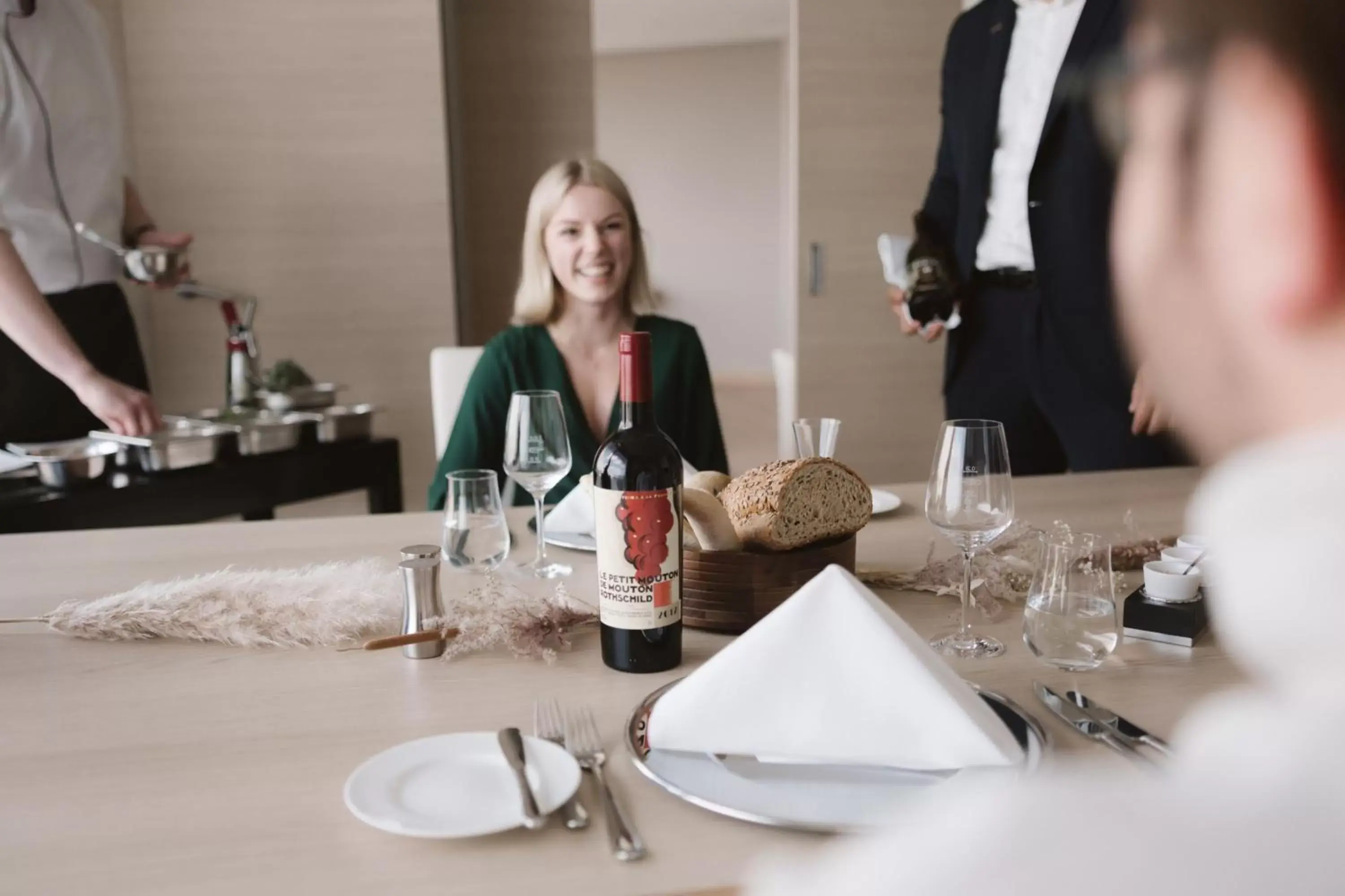 Photo of the whole room, Restaurant/Places to Eat in The Westin Hamburg