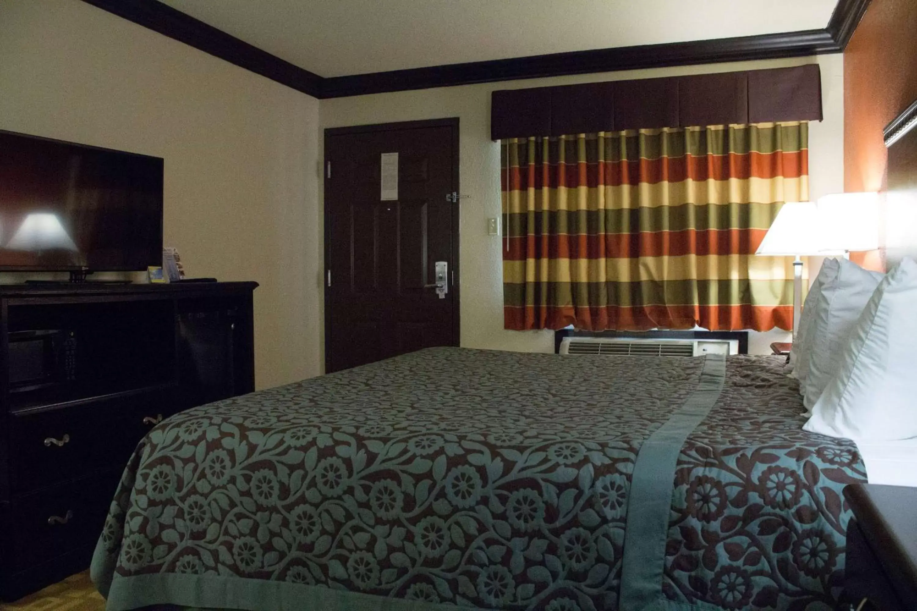 Photo of the whole room, Bed in Days Inn by Wyndham Oklahoma City/Moore