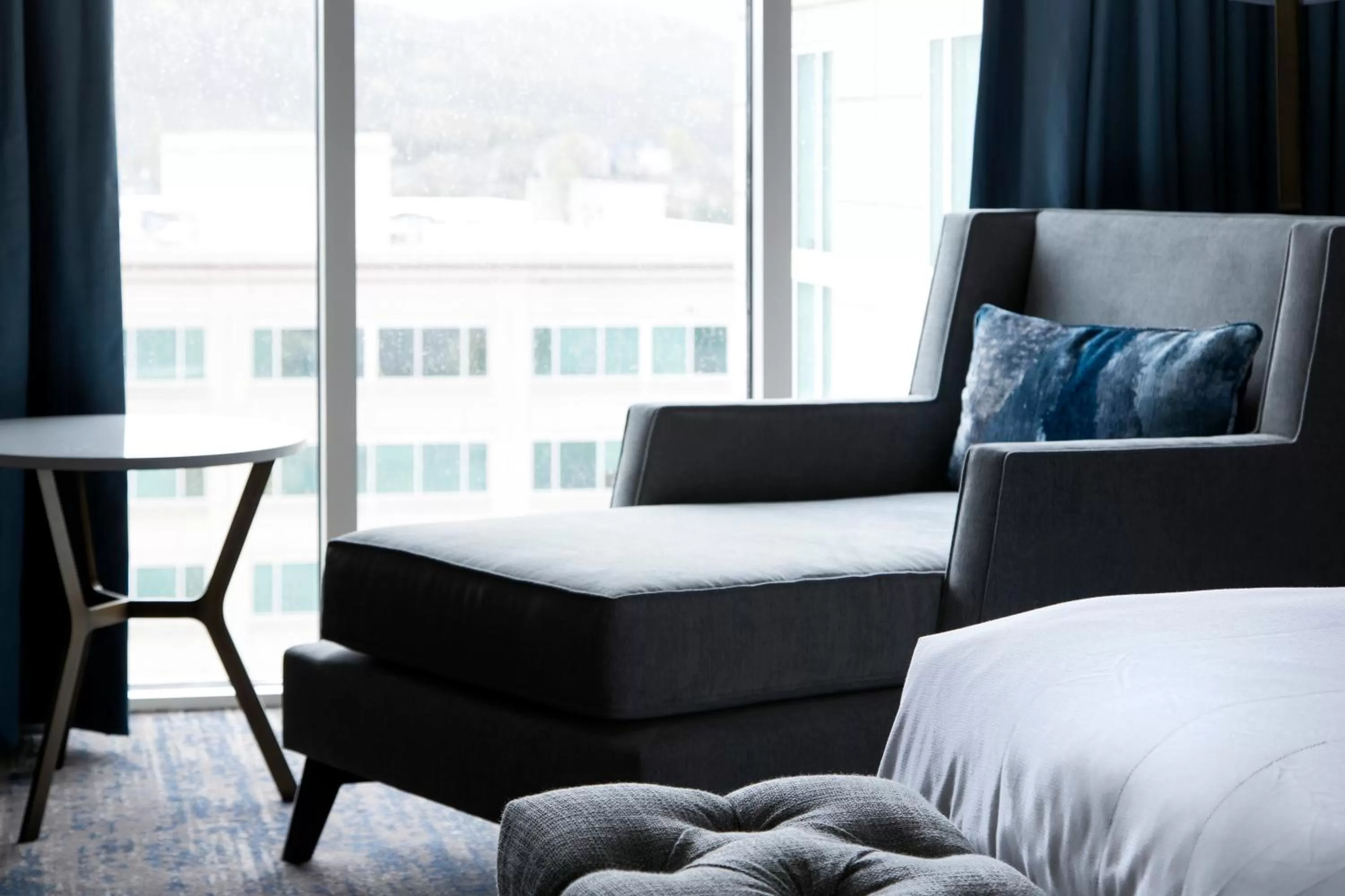 Seating area, Bed in Franklin Marriott Cool Springs