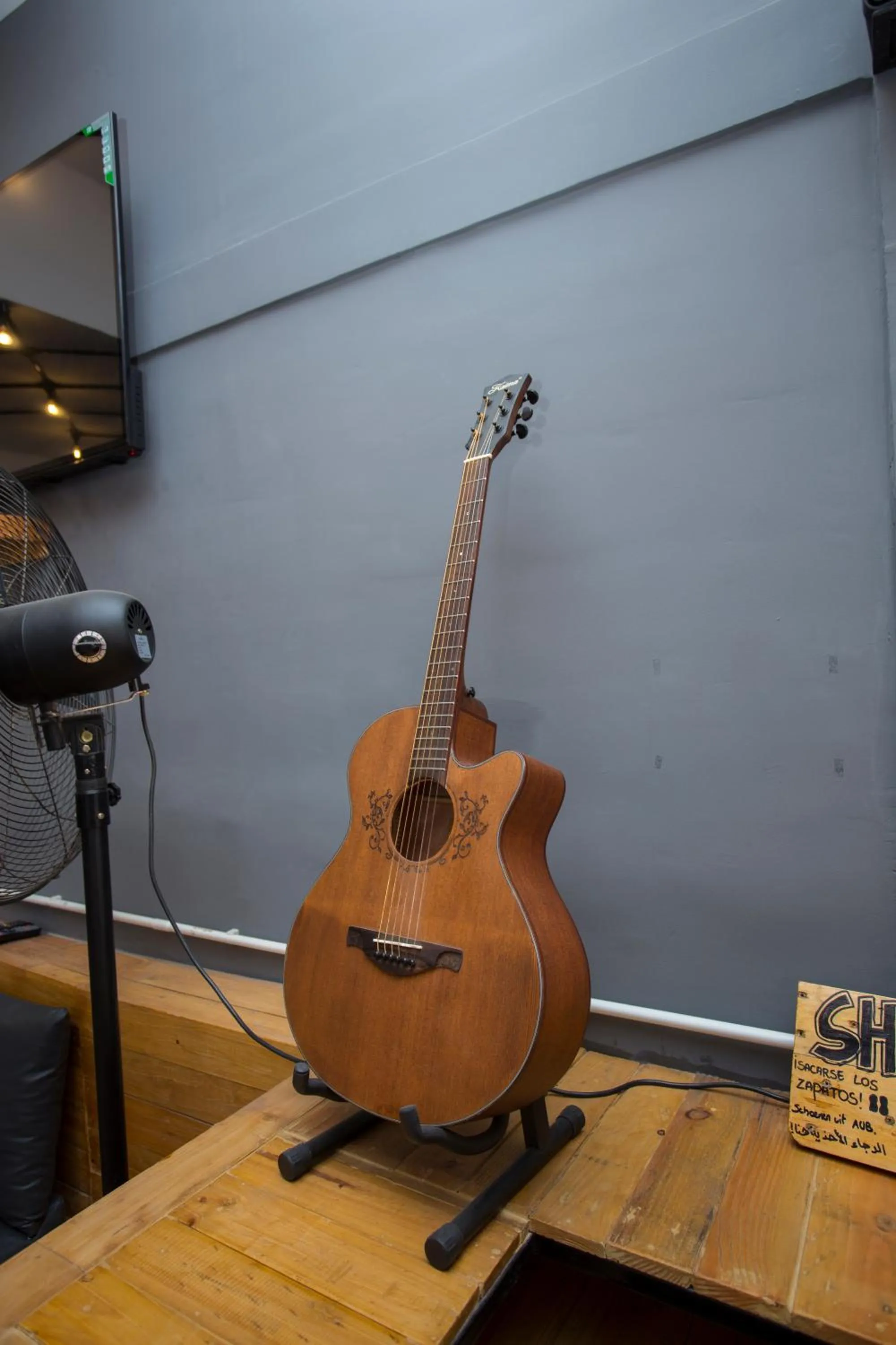 Communal lounge/ TV room in Yakety Yak Hostel