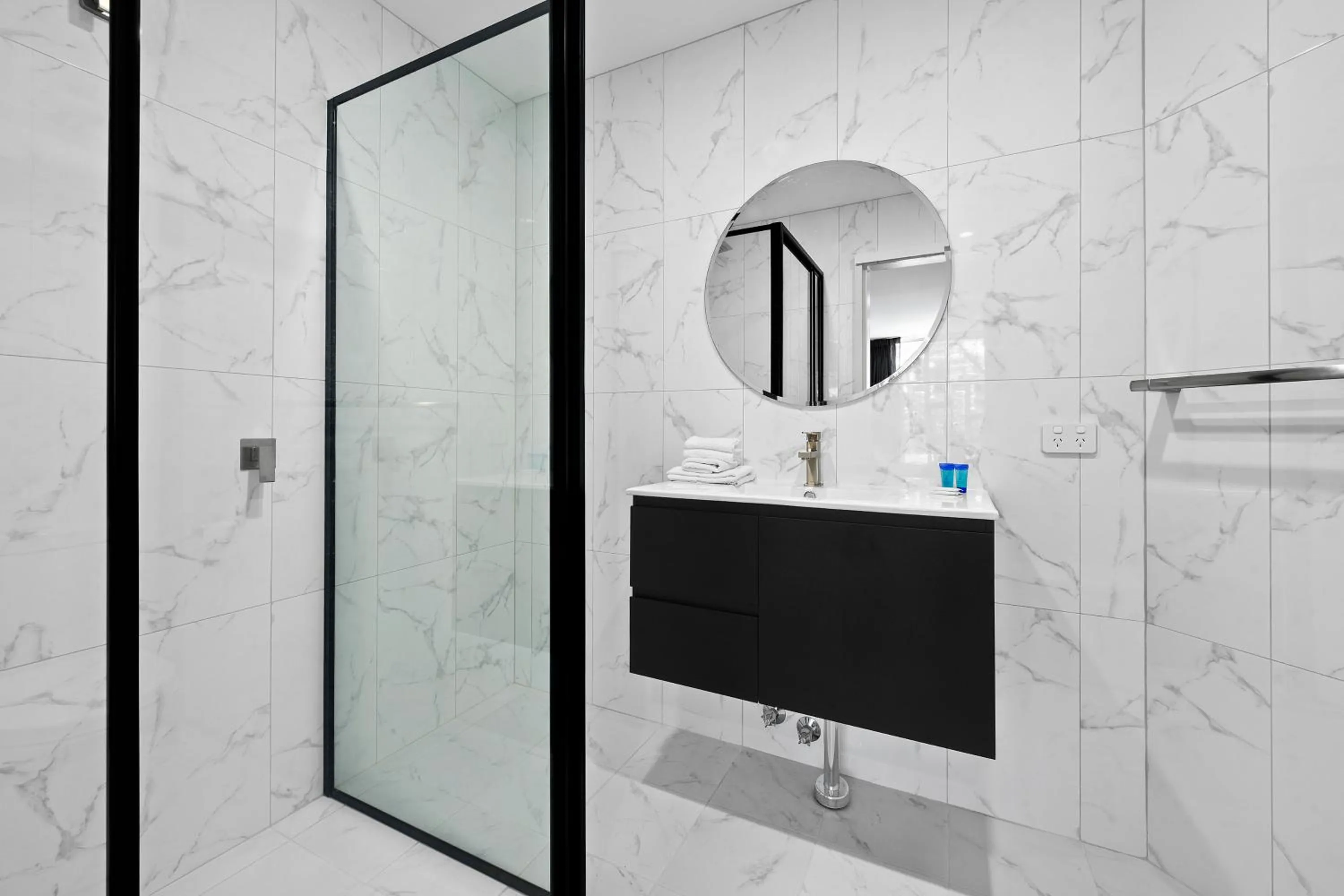 Bathroom in Palm Court Motor Inn