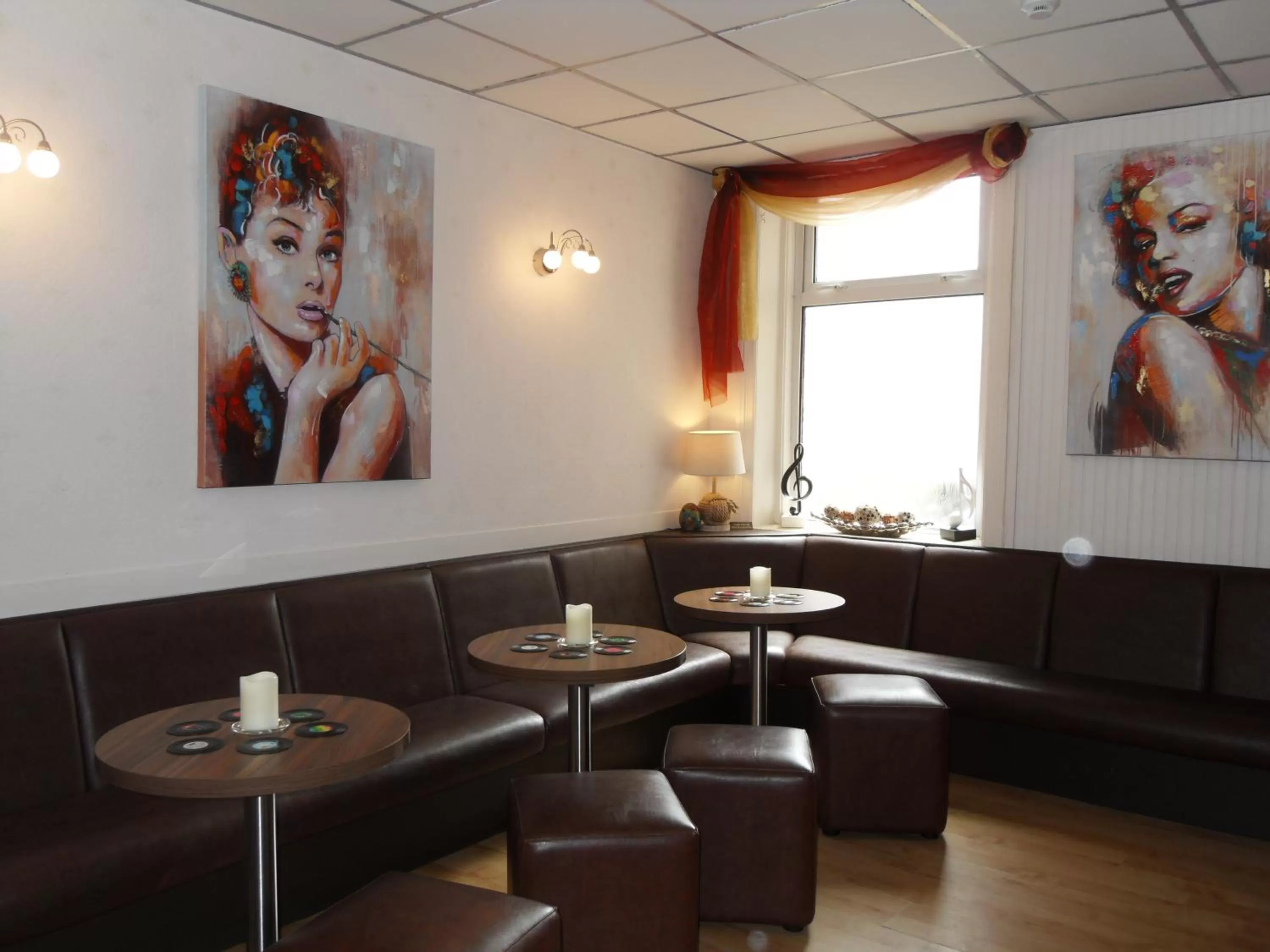 Drinks, Seating Area in The Cardoun