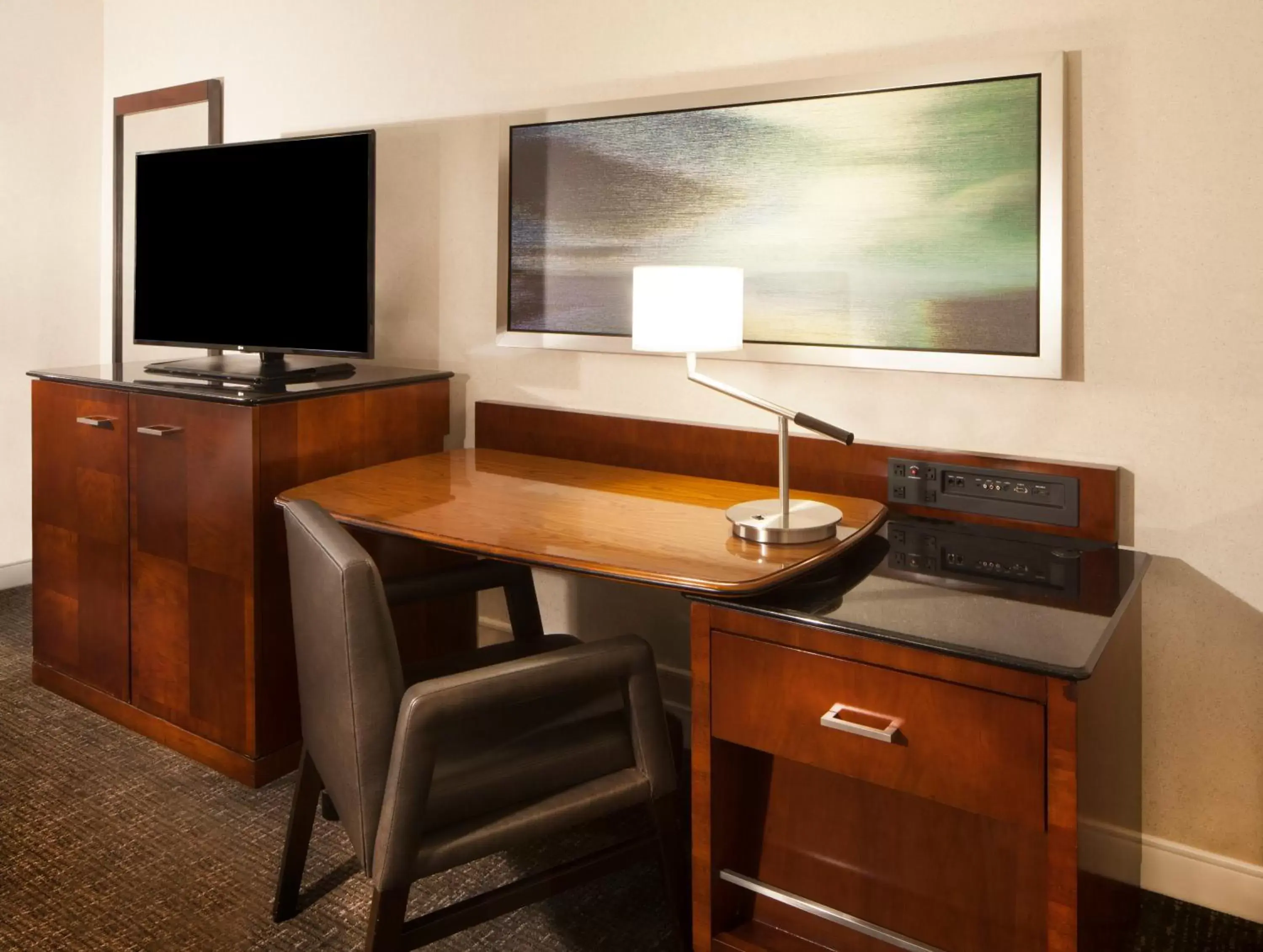 Living room, TV/Entertainment Center in Omaha Marriott