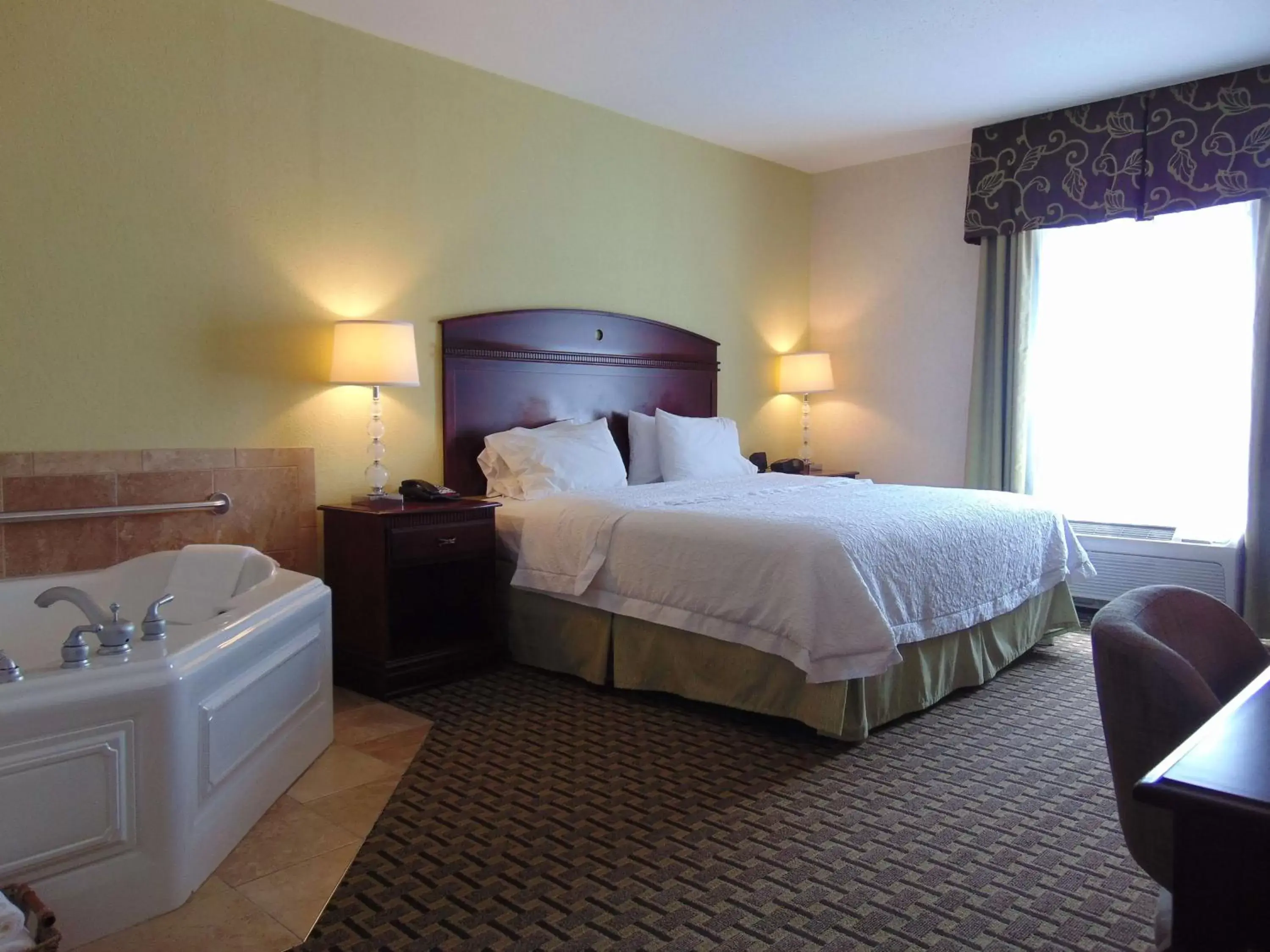 Bedroom, Bed in Hampton Inn & Suites Cleveland-Mentor