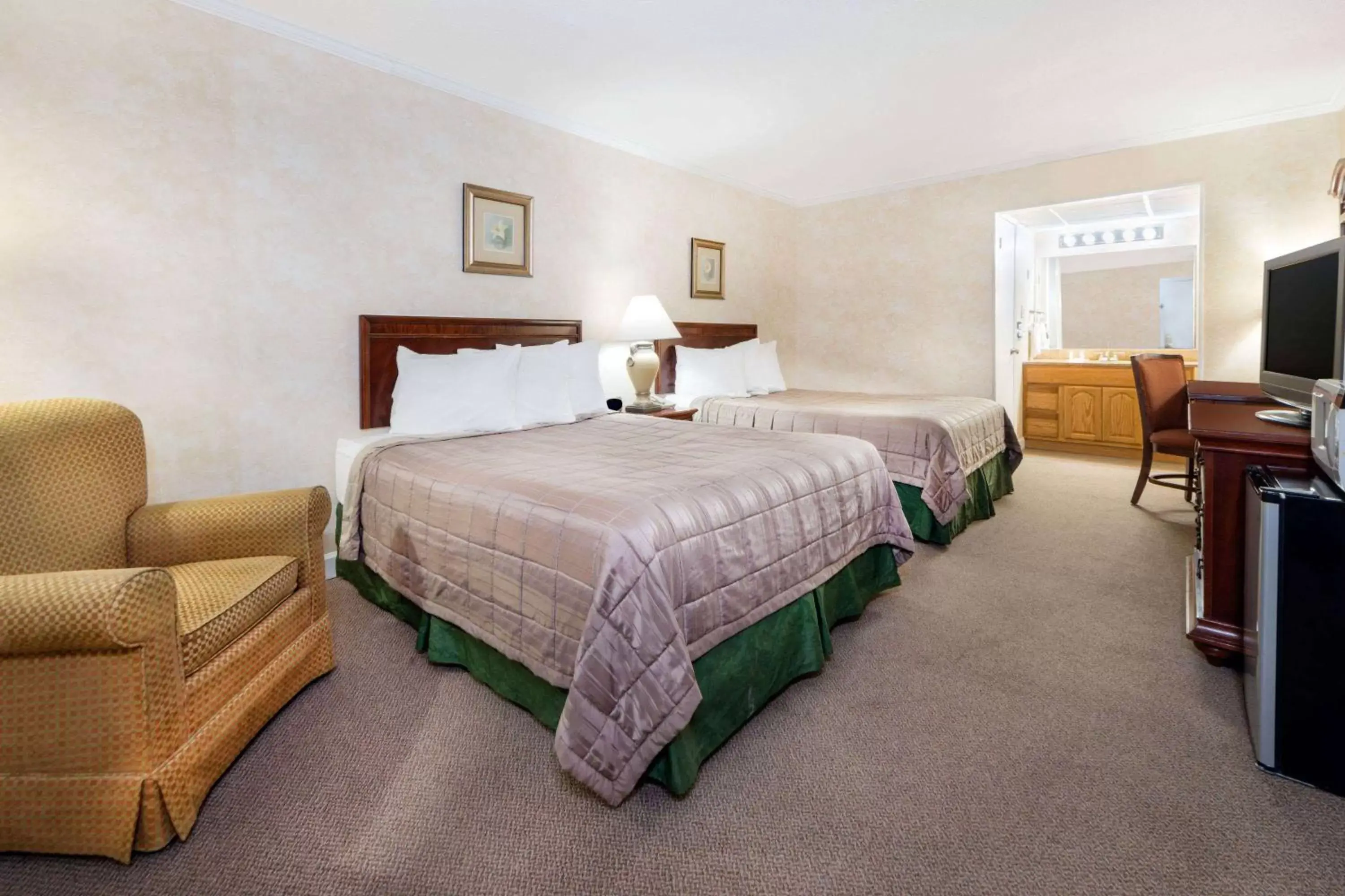 Photo of the whole room, Bed in Howard Johnson by Wyndham Burlington