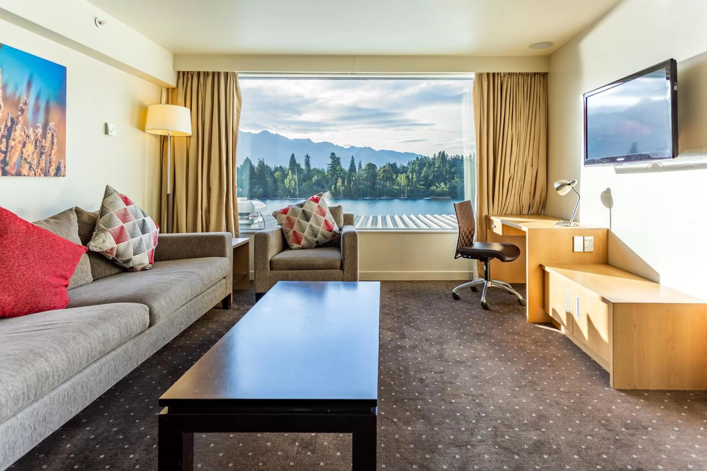Living room in Crowne Plaza Queenstown by IHG