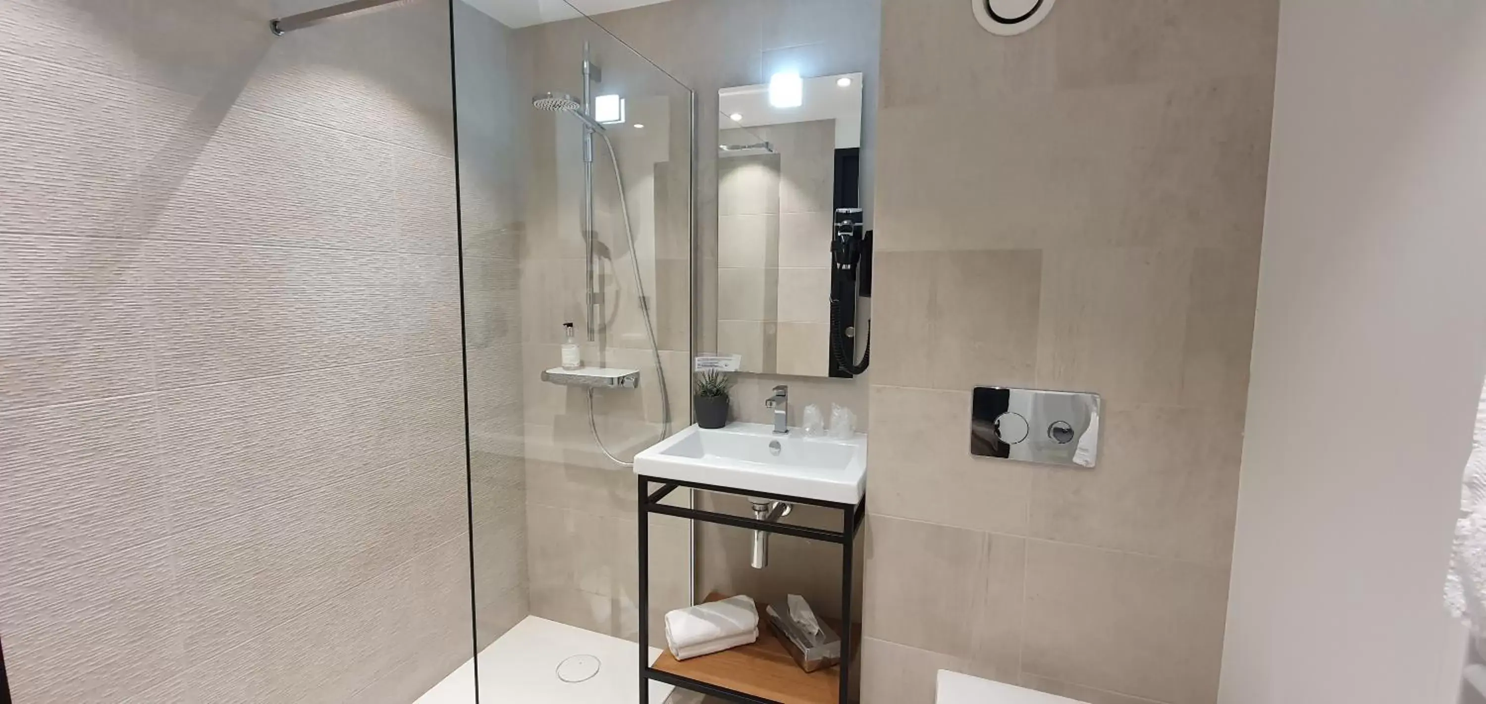 Shower, Bathroom in The Originals Boutique, Hôtel La Chaussairie, Rennes Sud (Inter-Hotel)