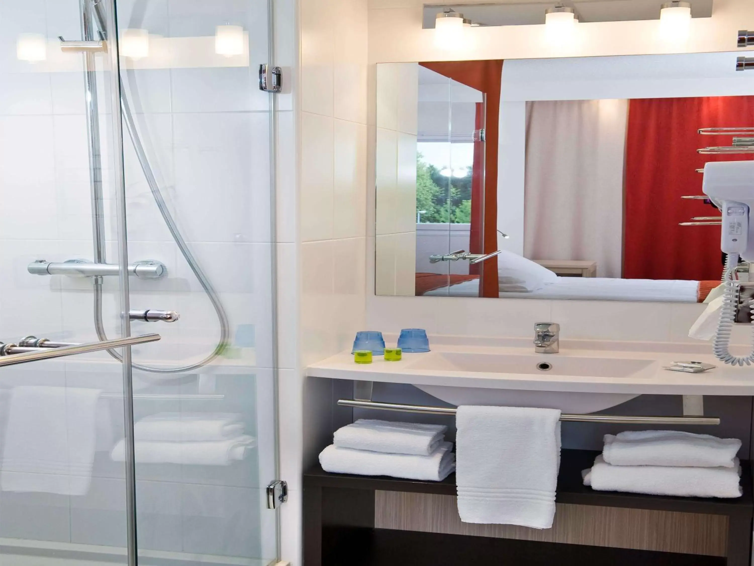 Bathroom in ibis Styles Saint Dizier