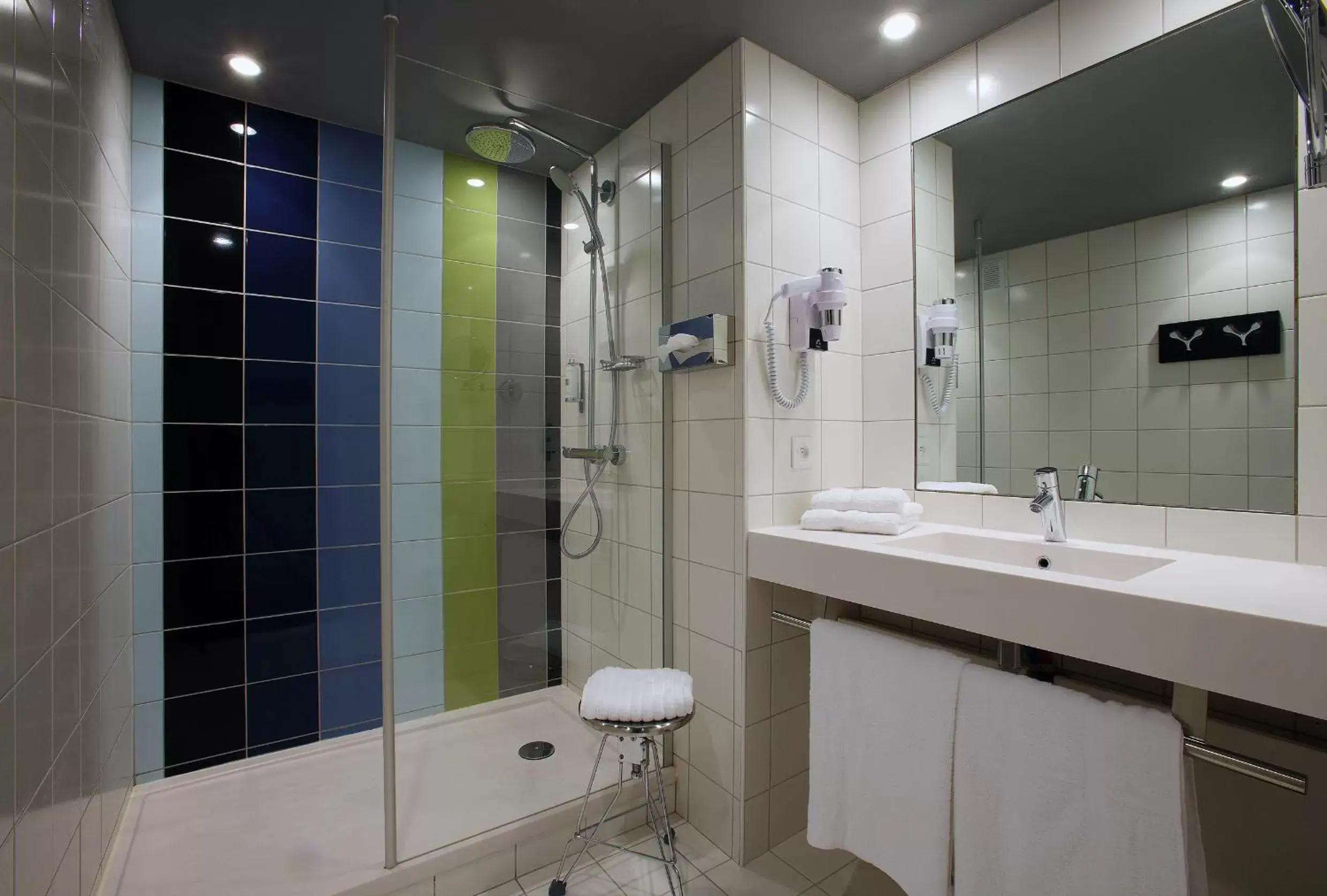 Bathroom in Hotel le Cinq Hyper - Centre