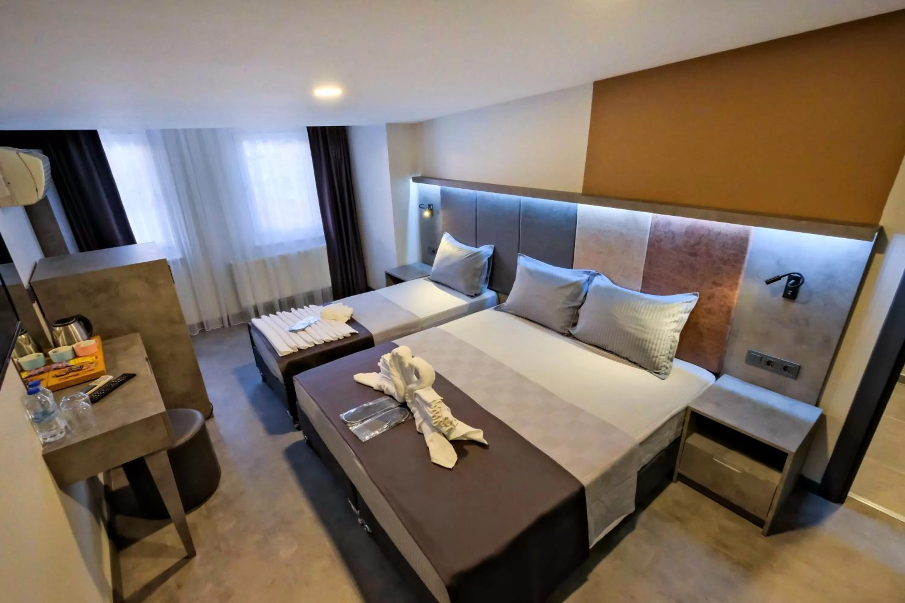 Photo of the whole room, Bed in The Queen Hotel