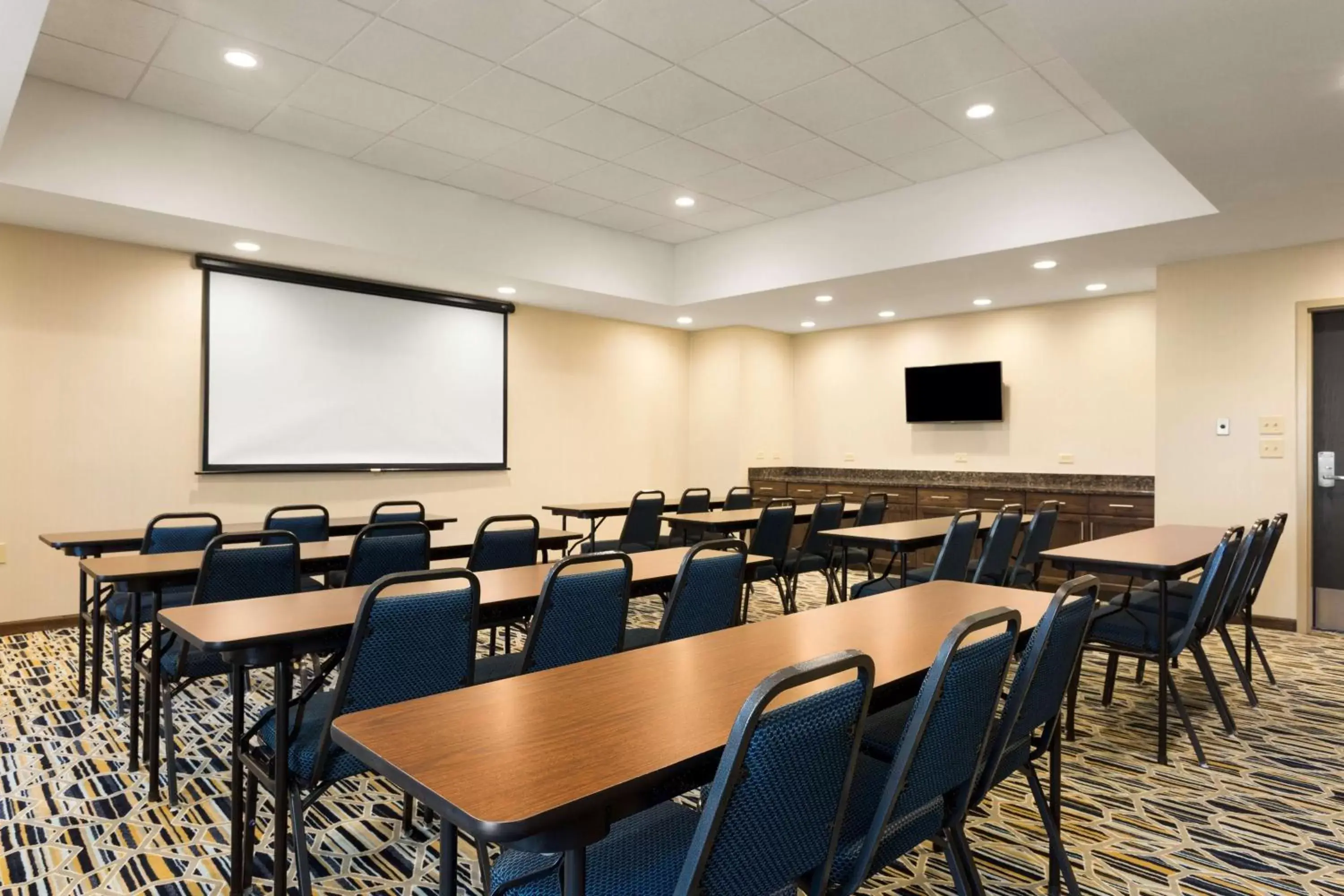 Meeting/conference room in Hampton Inn by Hilton Kennewick at Southridge